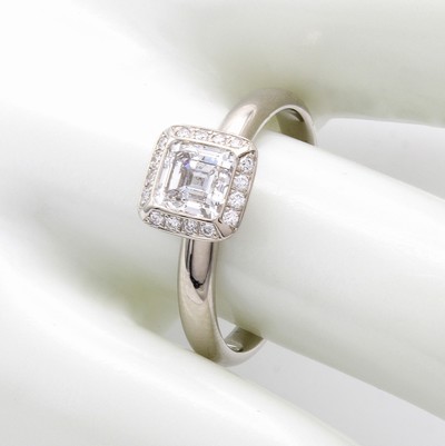 27014595a - Ring mit Diamant und Brillanten, WG 750/000,Diam. im sog. carréeförm. Smaragdschliff ...