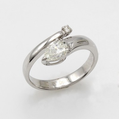 27014598a - Ring mit Diamant und Brillant, WG 750/000, gegenläufige Ringschiene, Diam. im Pear-Cut ...