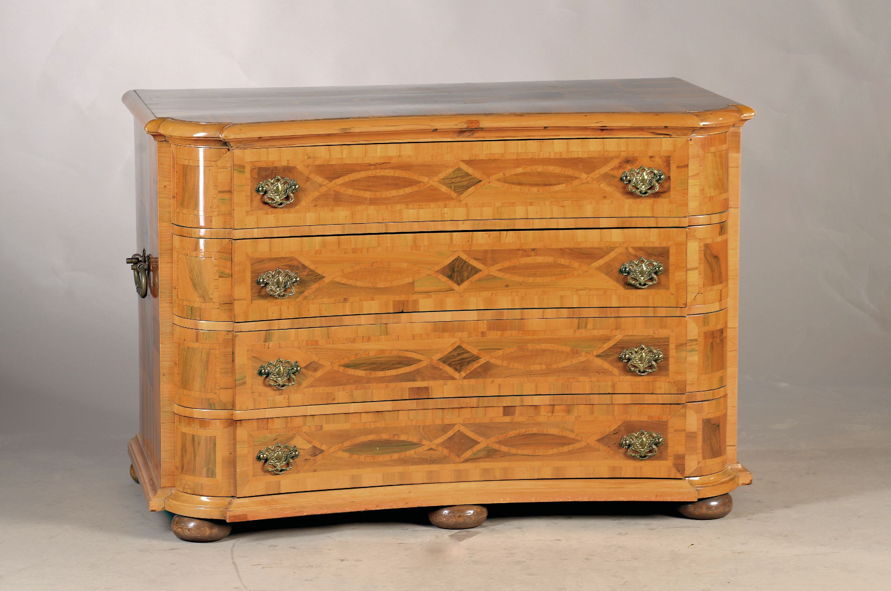 Image 27014605 - Barock-Kommode, wohl süddeutsch, um 1760, Nußbaumfurnier, 4 Schubladen, an den Seiten ...