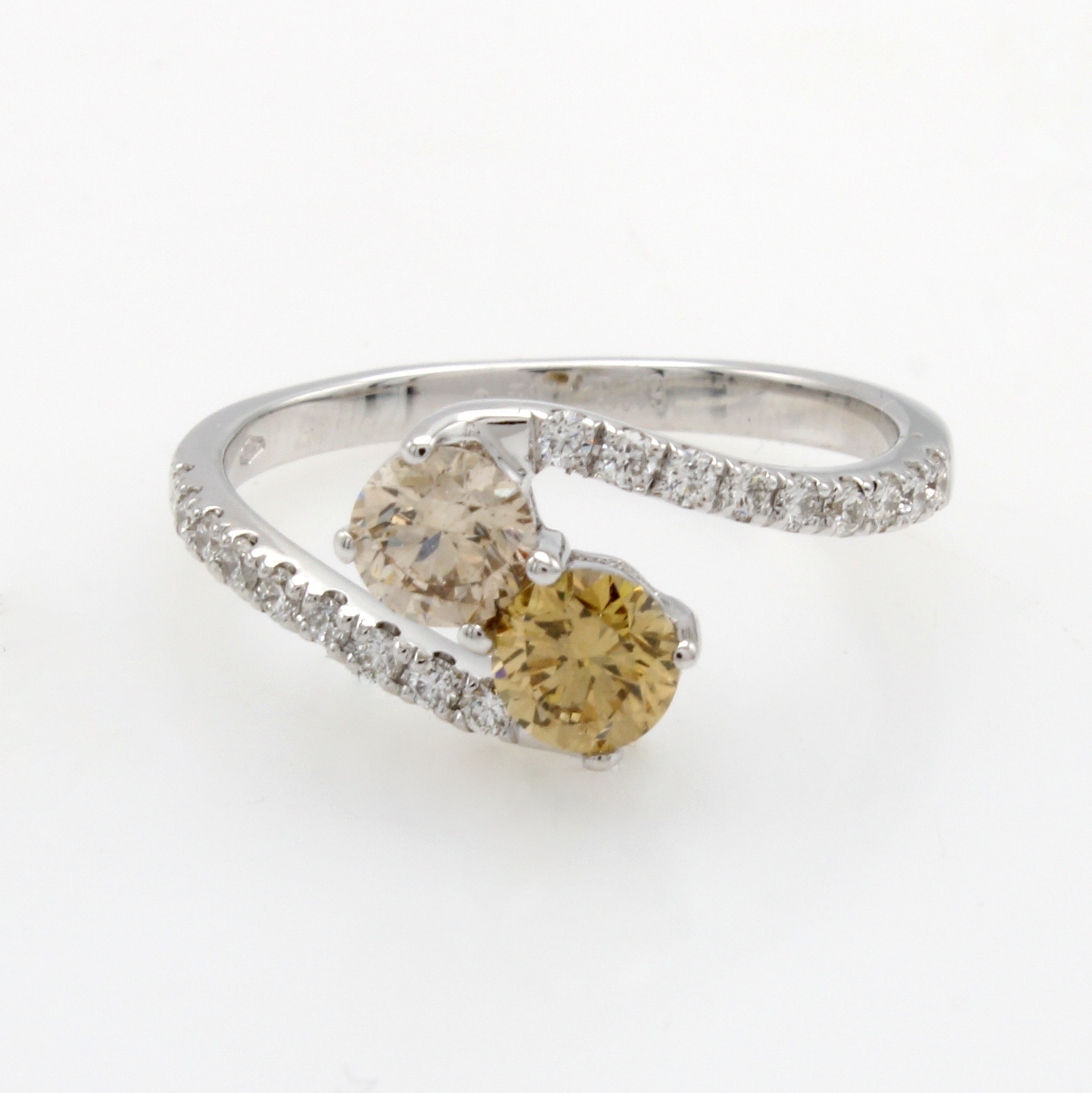 Image 27014686 - Ring mit Brillanten, WG 750/000, geschwung. Design, 2 Brill. mittig gef. zus. ca. 0.71 ...