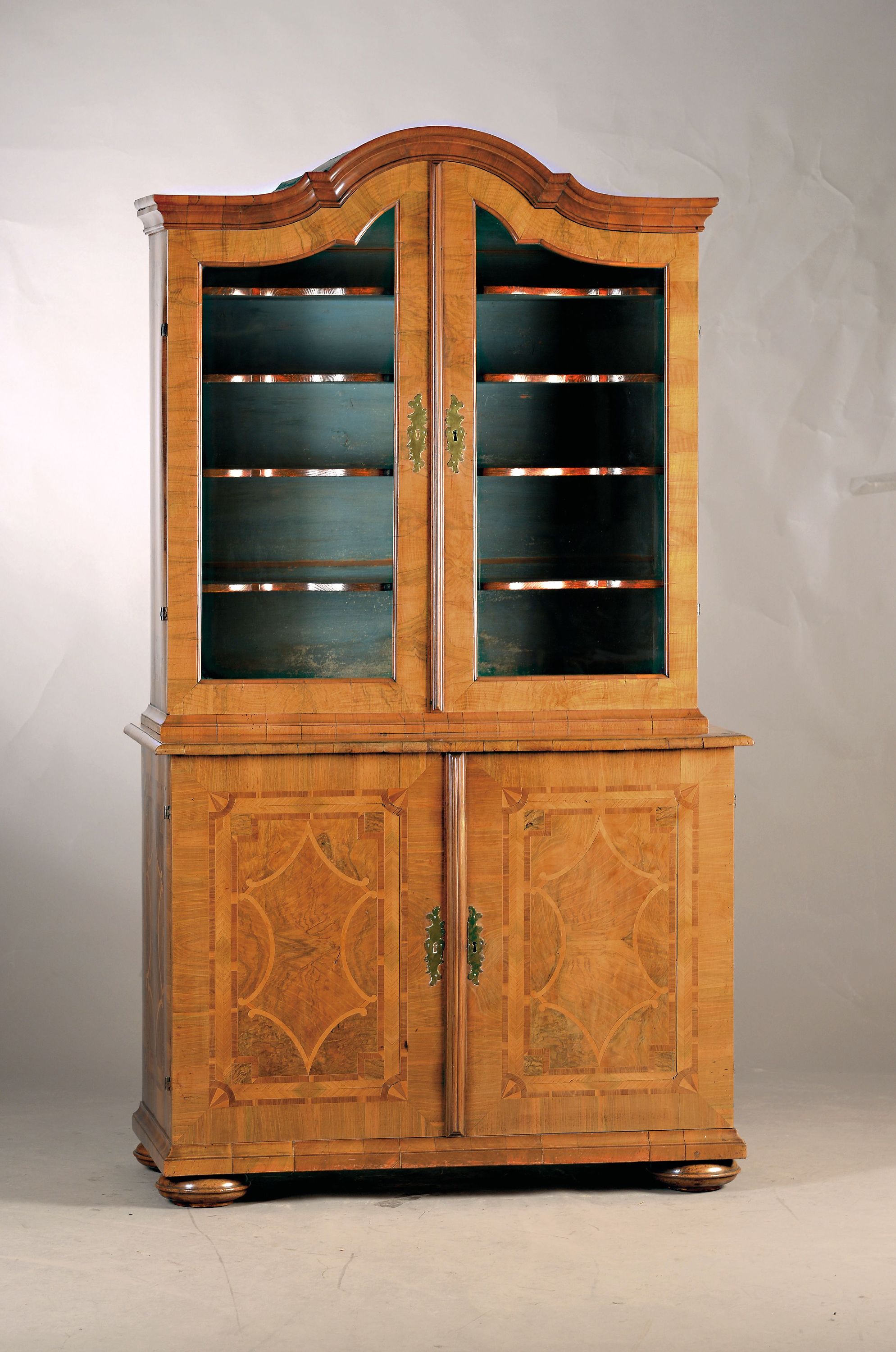 Image 27014696 - Barock Aufsatzvitrine, um 1730/40, Nußbaumfurnier, zweitürig verglast, Bandeinlagen in ...