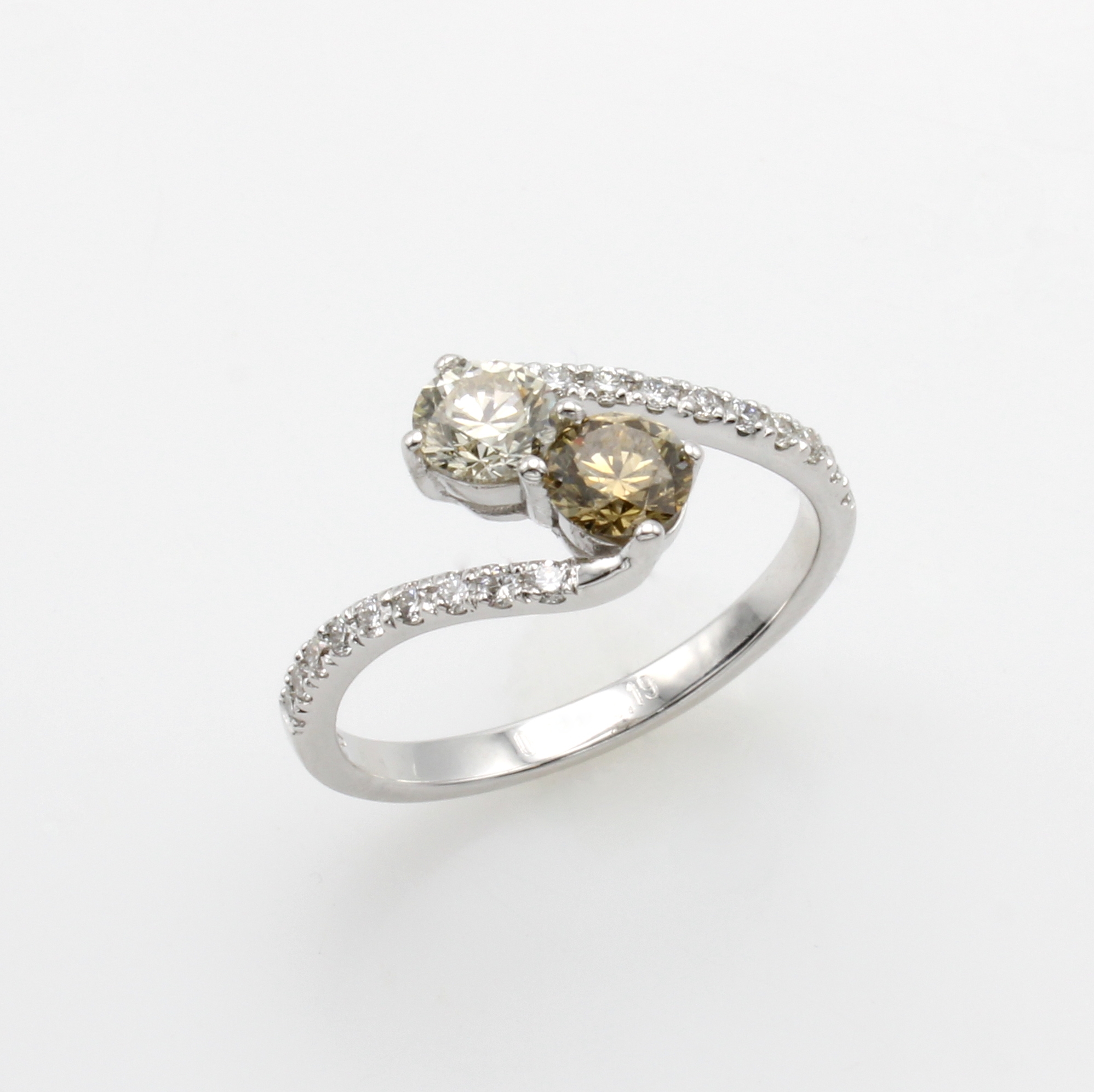 Image 27014721 - Ring mit Brillanten, WG 750/000, geschwung. Design, 2 Brill. mittig gef. zus. ca. 0.71 ...