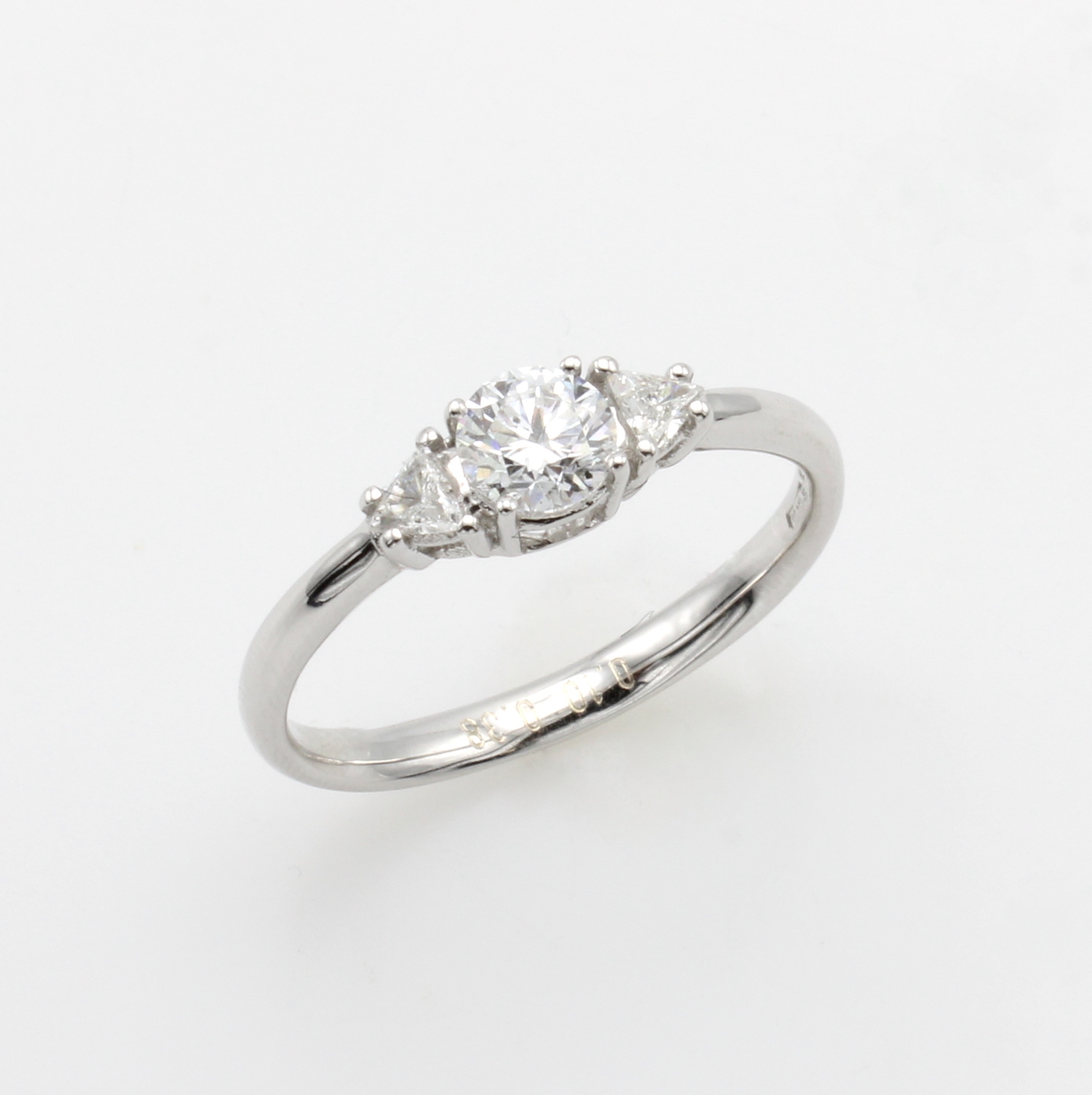 Image 27014728 - Ring mit Brillant und Diamanten, WG 750/000,1 Brill. 0.38 ct hochfeines Weiß (D)/si2, 2 ...