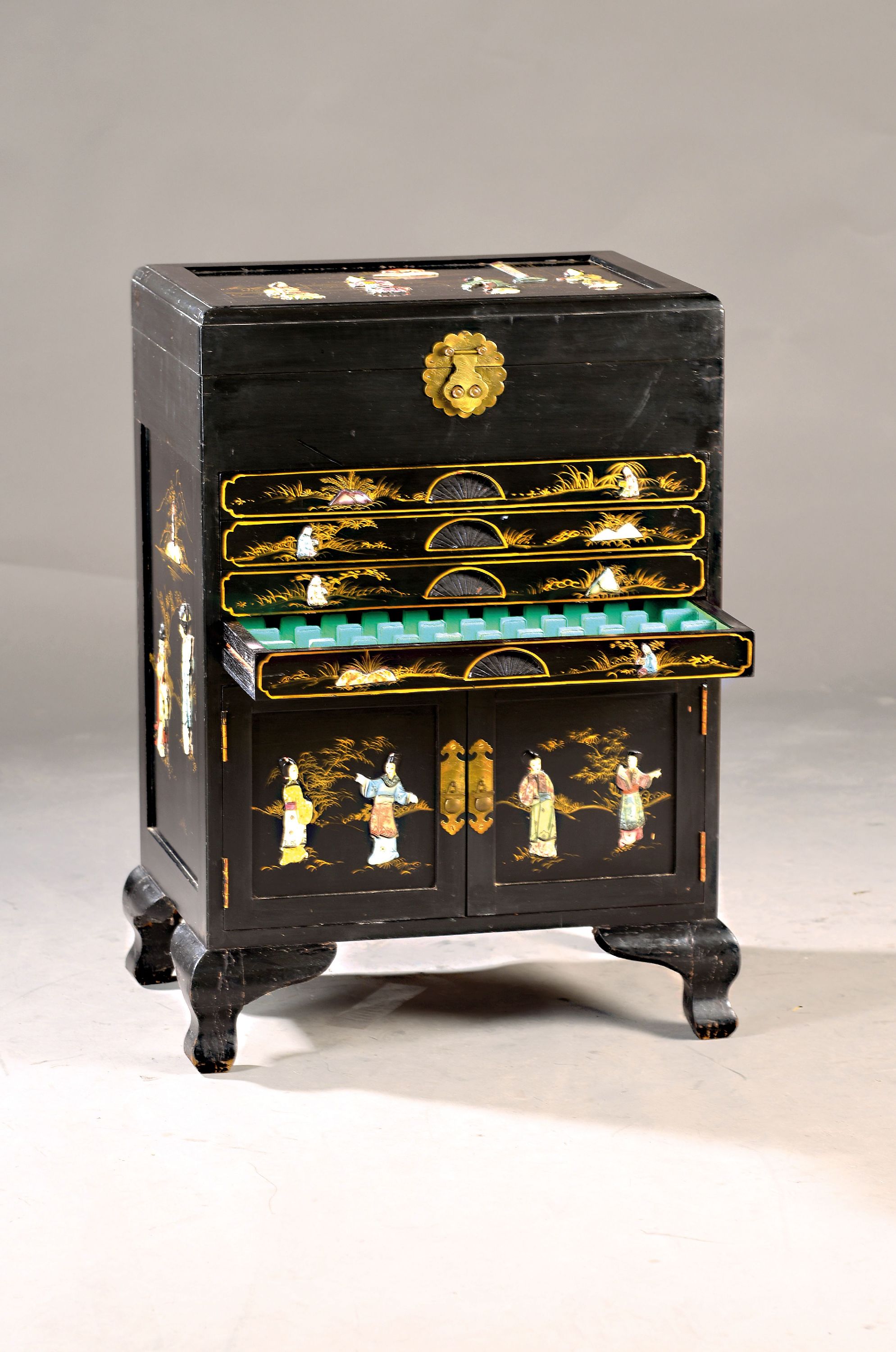 Image 27014746 - Besteckschränkchen, China, 20.Jh., in schwarz lackiert mit Bernsteinen verziert, ...