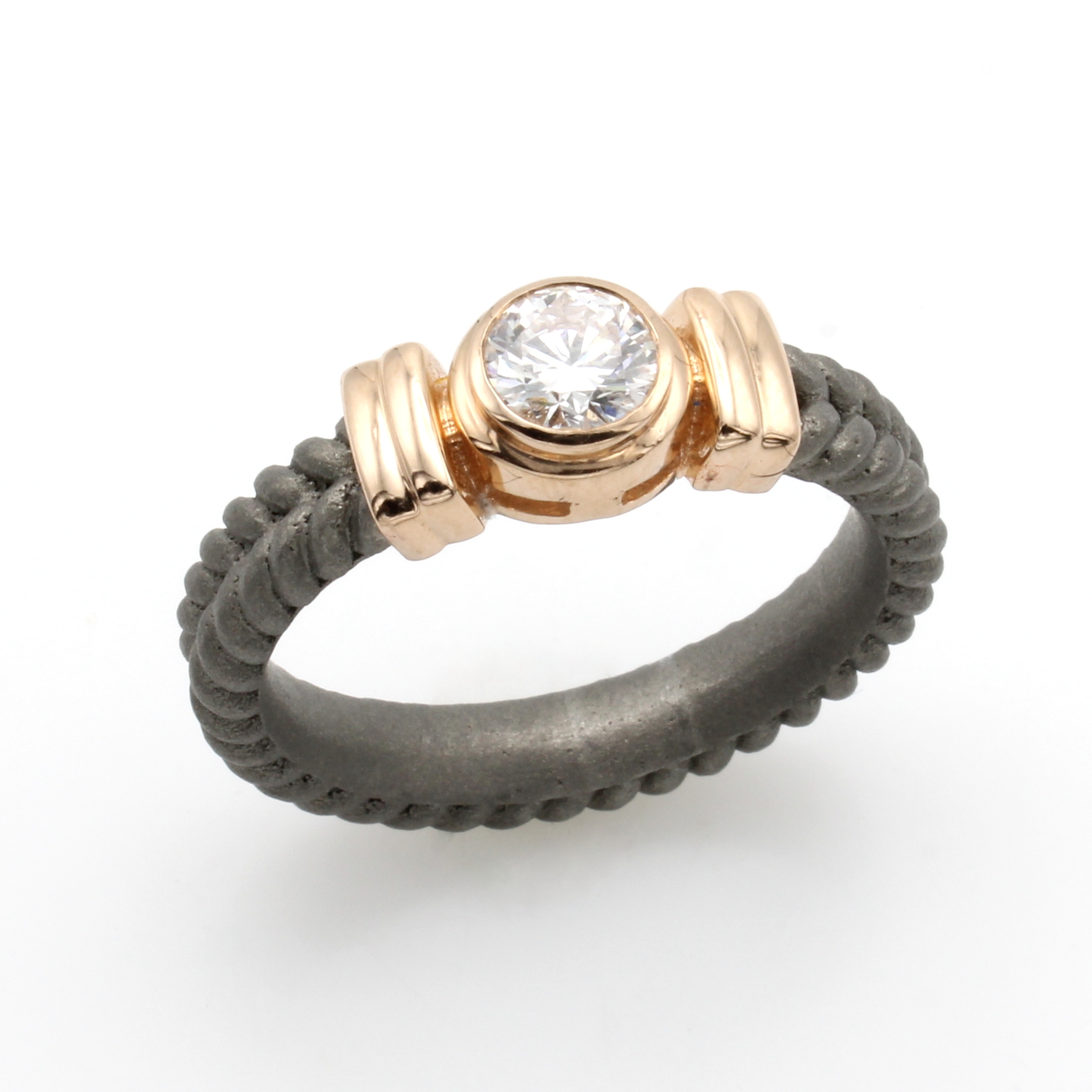 Image 27014807 - Herrenring mit Brillant, Titanium und RG 585/000, Ringschiene im Flechtdesign, Brill. in ...