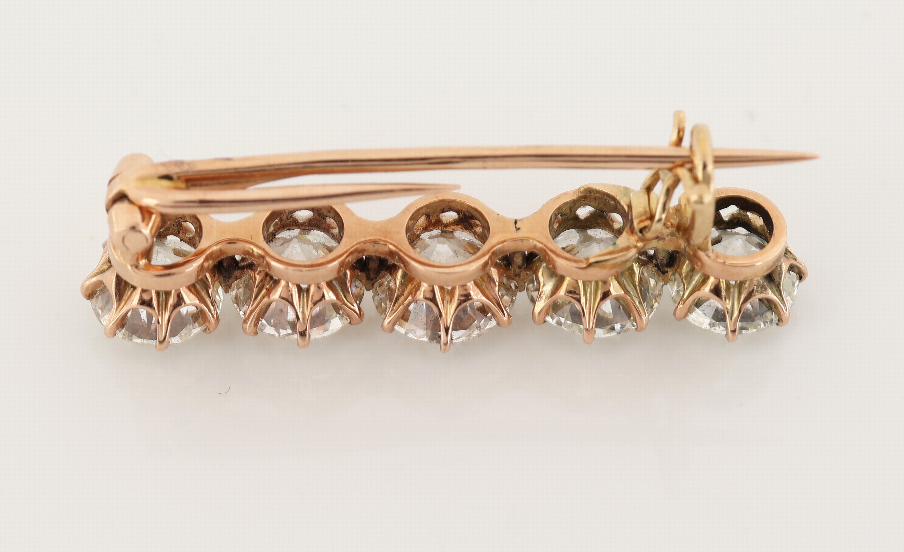 Detail c: 18 kt Gold Diamant-Brosche, um 1900, GG 750/000, 5 Altschliffdiamanten zus. ca. 4.75 ct get.Weiß-light yellow/p, L. ca. 3 cm, ca. 3.9 g, Nadelung ...