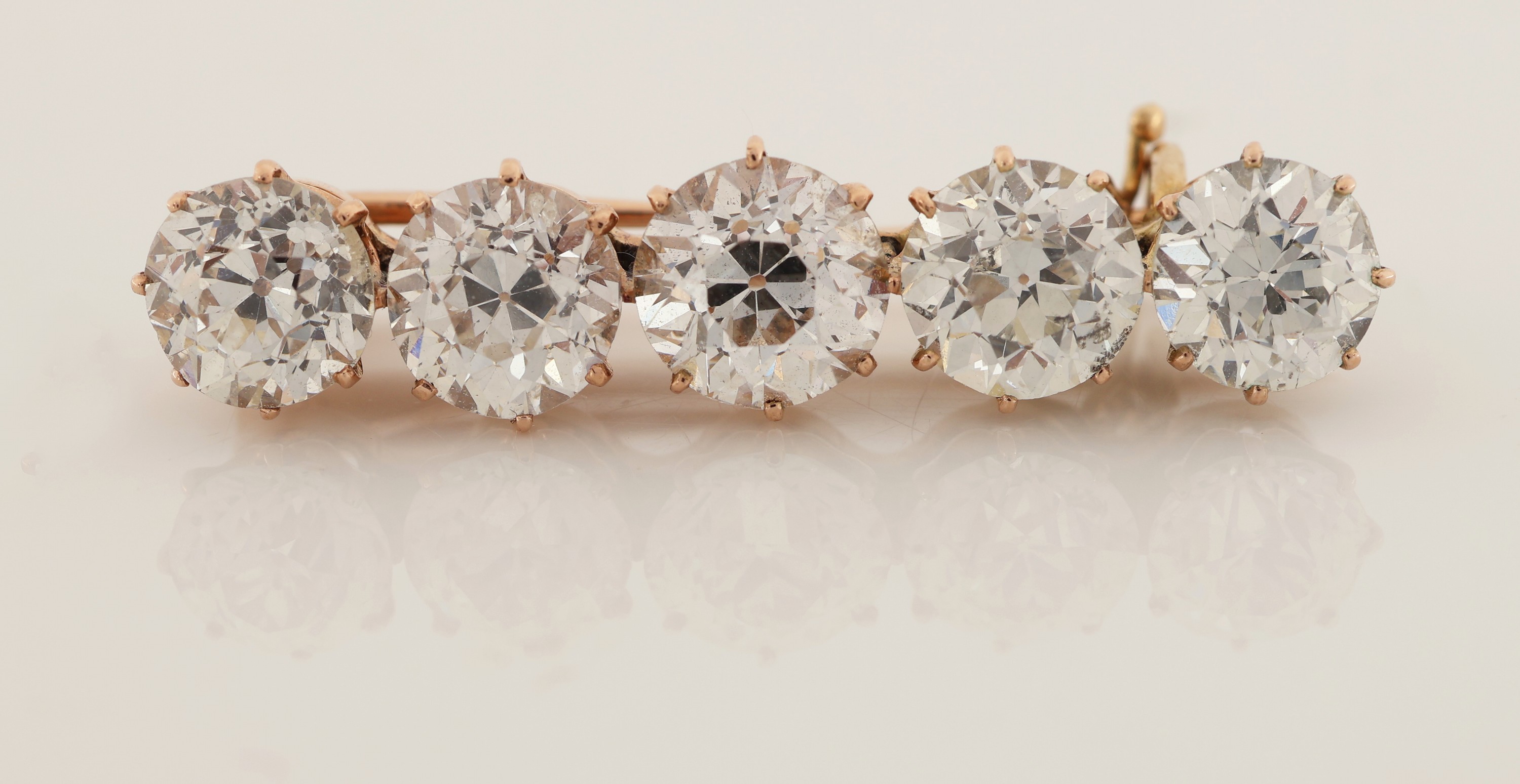 Detail d: 18 kt Gold Diamant-Brosche, um 1900, GG 750/000, 5 Altschliffdiamanten zus. ca. 4.75 ct get.Weiß-light yellow/p, L. ca. 3 cm, ca. 3.9 g, Nadelung ...