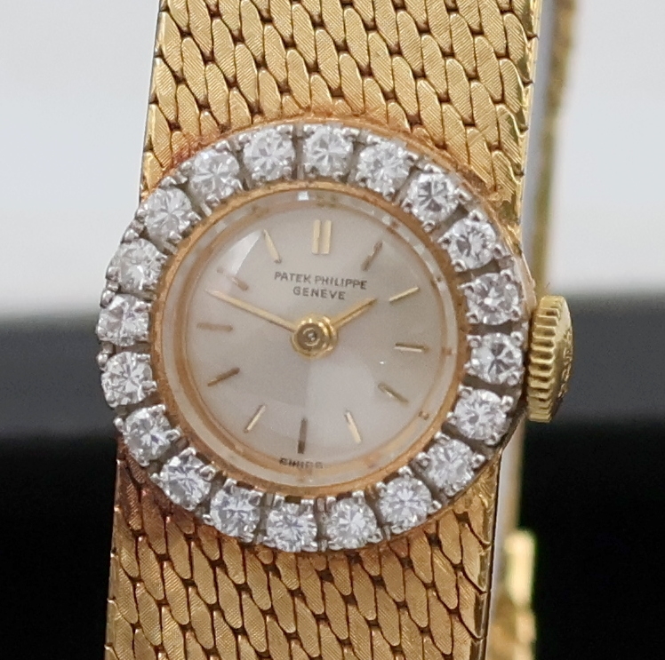 Detail a: PATEK PHILIPPE Damenarmbanduhr in GG 750/000 mit Diamanten Referenz 3282/46, Schweiz um 1965, Handaufzug, orig. Goldband, Boden aufgedr., Lünette ...