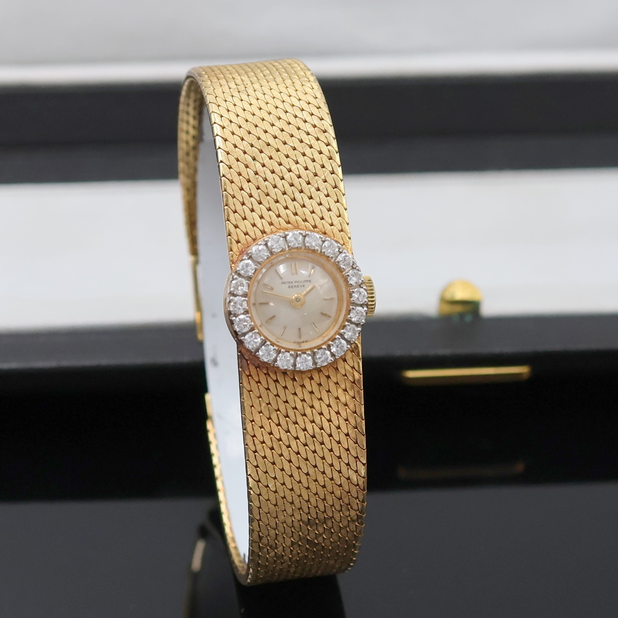 Detail b: PATEK PHILIPPE Damenarmbanduhr in GG 750/000 mit Diamanten Referenz 3282/46, Schweiz um 1965, Handaufzug, orig. Goldband, Boden aufgedr., Lünette ...