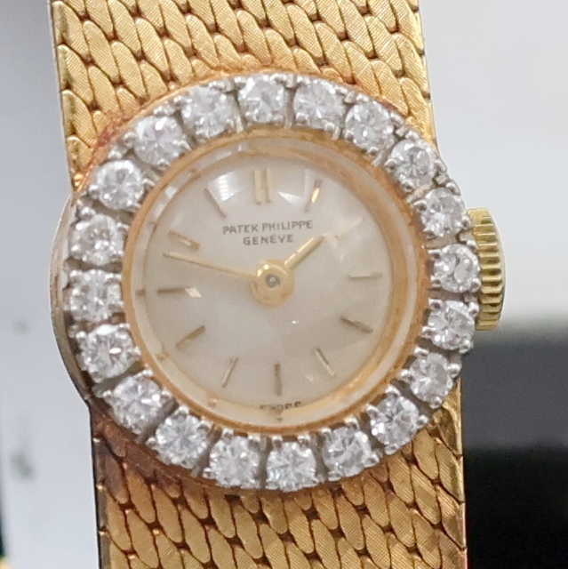 Detail c: PATEK PHILIPPE Damenarmbanduhr in GG 750/000 mit Diamanten Referenz 3282/46, Schweiz um 1965, Handaufzug, orig. Goldband, Boden aufgedr., Lünette ...