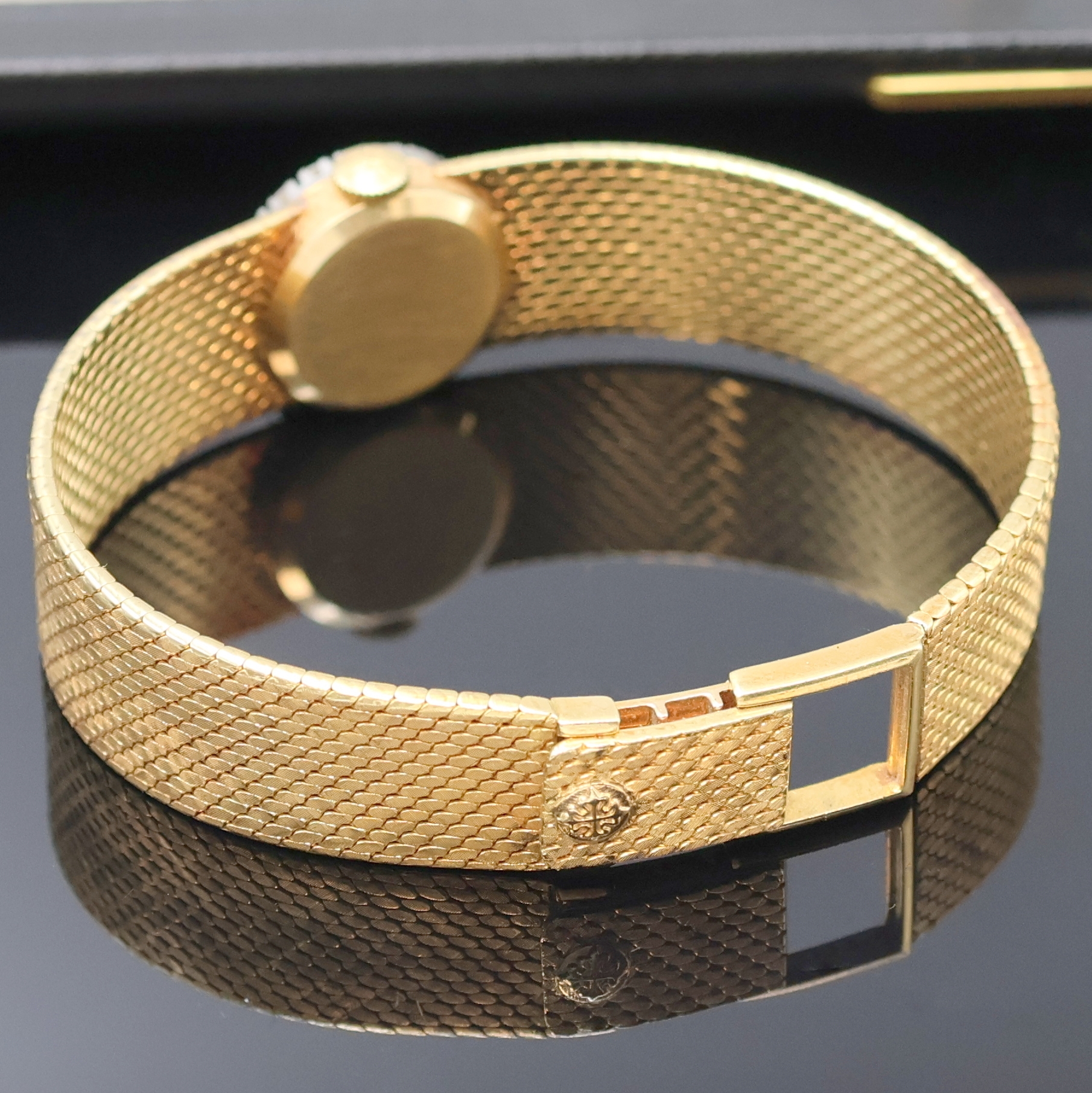 Detail d: PATEK PHILIPPE Damenarmbanduhr in GG 750/000 mit Diamanten Referenz 3282/46, Schweiz um 1965, Handaufzug, orig. Goldband, Boden aufgedr., Lünette ...