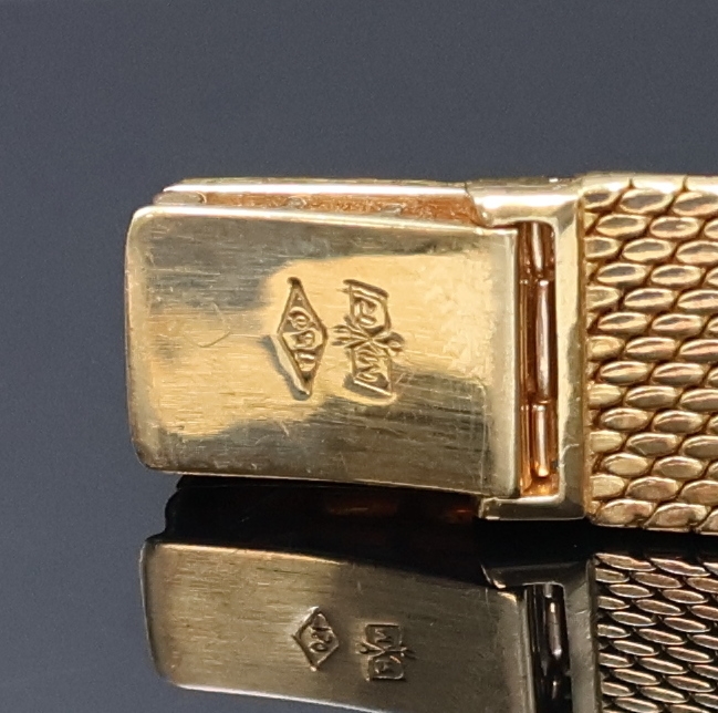 Detail e: PATEK PHILIPPE Damenarmbanduhr in GG 750/000 mit Diamanten Referenz 3282/46, Schweiz um 1965, Handaufzug, orig. Goldband, Boden aufgedr., Lünette ...