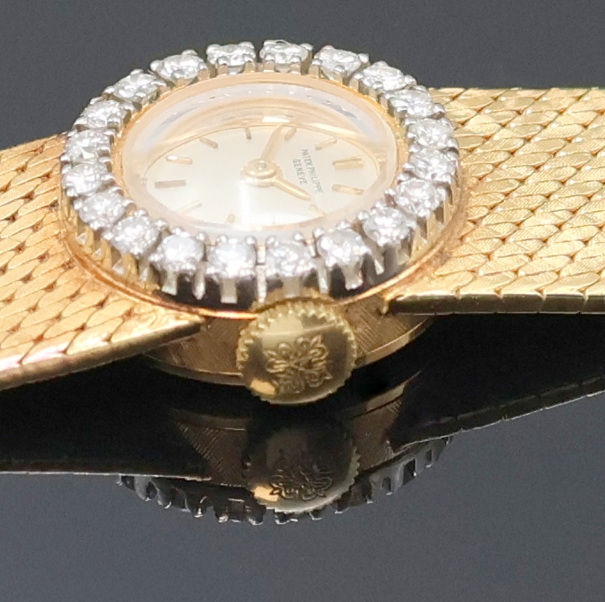 Detail f: PATEK PHILIPPE Damenarmbanduhr in GG 750/000 mit Diamanten Referenz 3282/46, Schweiz um 1965, Handaufzug, orig. Goldband, Boden aufgedr., Lünette ...