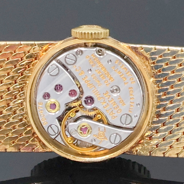 Detail h: PATEK PHILIPPE Damenarmbanduhr in GG 750/000 mit Diamanten Referenz 3282/46, Schweiz um 1965, Handaufzug, orig. Goldband, Boden aufgedr., Lünette ...