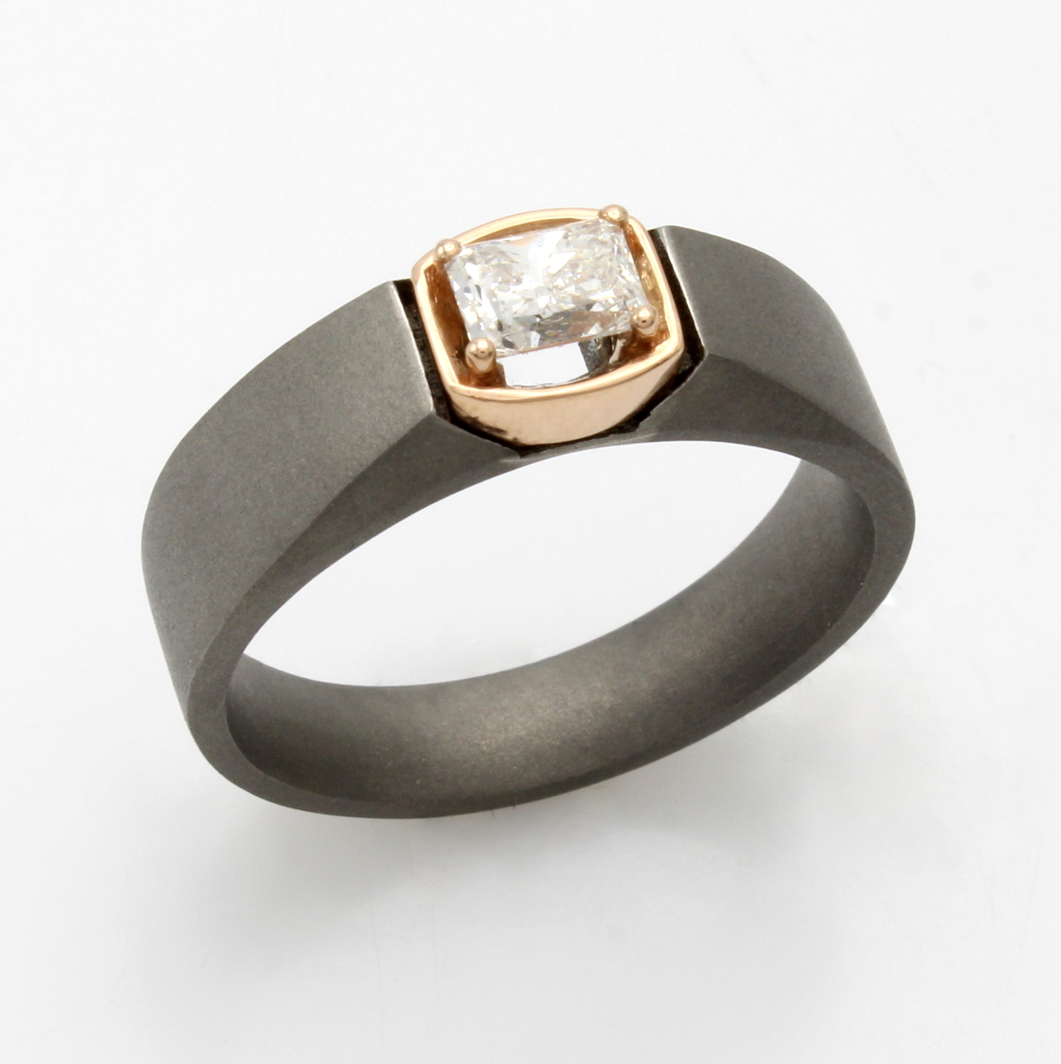 Image 27014855 - Ring mit Diamant, Titanium und RG 585/000, Diam. im Cushion-Cut 0.70 ct feines ...