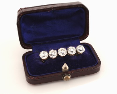 27014832a - 18 kt Gold Diamant-Brosche, um 1900, GG 750/000, 5 Altschliffdiamanten zus. ca. 4.75 ct ...