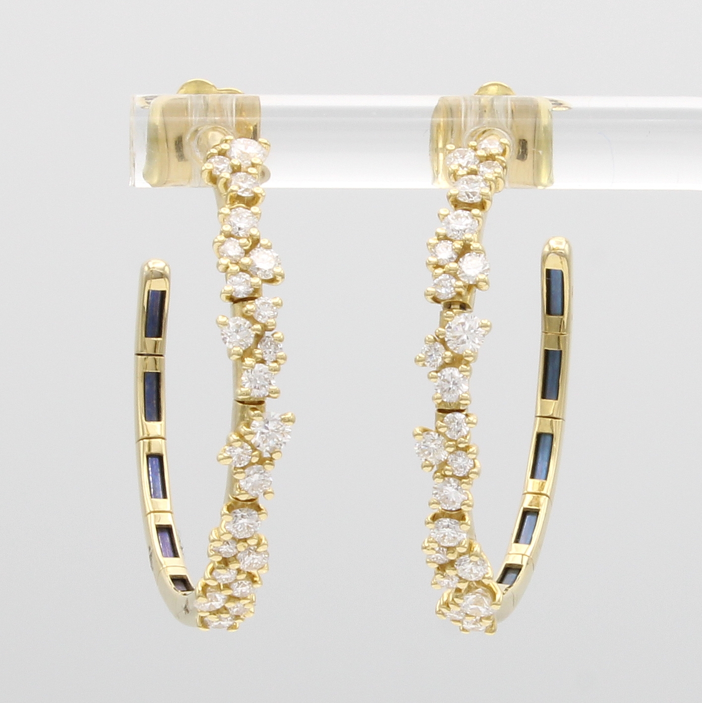 Image 27014916 - Paar Steckcreolen mit Brillanten, GG 750/000, 44 Brill. zus. ca. 0.89 ct feines ...