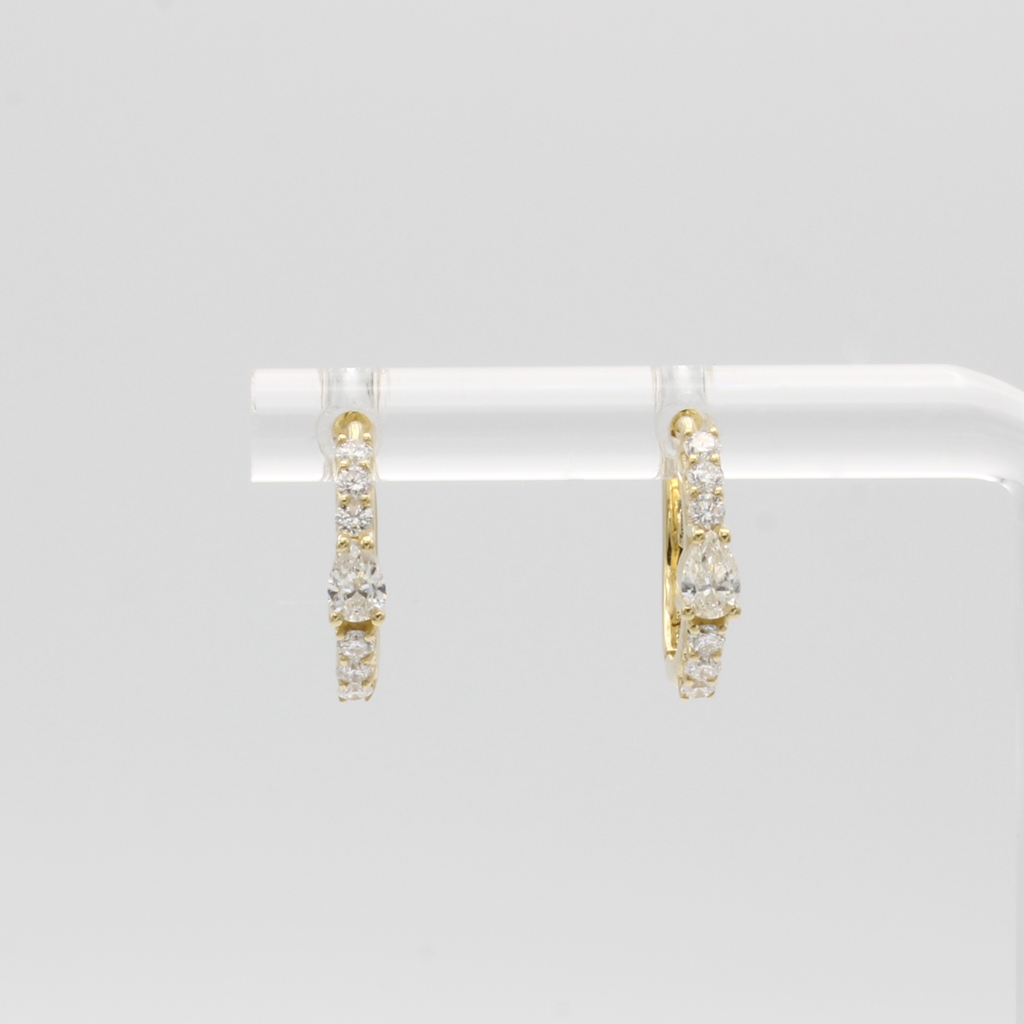 Image 27014939 - Paar Klappcreolen mit Diamanten und Brillanten, GG 750/000, mittig jew. Diam. im ...