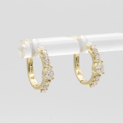 27014939a - Paar Klappcreolen mit Diamanten und Brillanten, GG 750/000, mittig jew. Diam. im ...