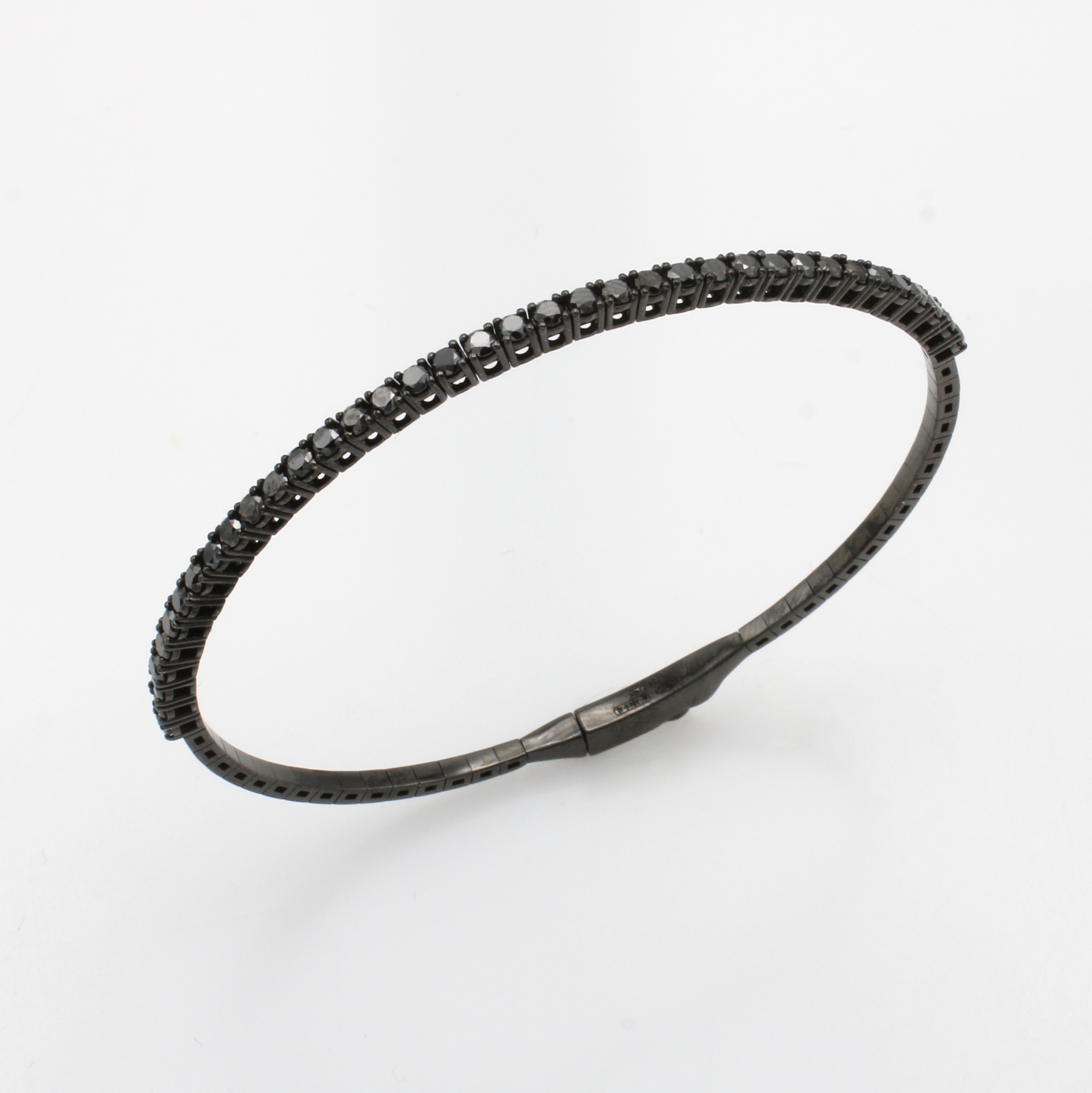 Image 27015081 - Armreif mit Diamanten, WG 750/000 schwarz rutheniert, leicht flexibel gearb., 37 Diam. ...