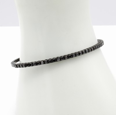 27015081a - Armreif mit Diamanten, WG 750/000 schwarz rutheniert, leicht flexibel gearb., 37 Diam. ...