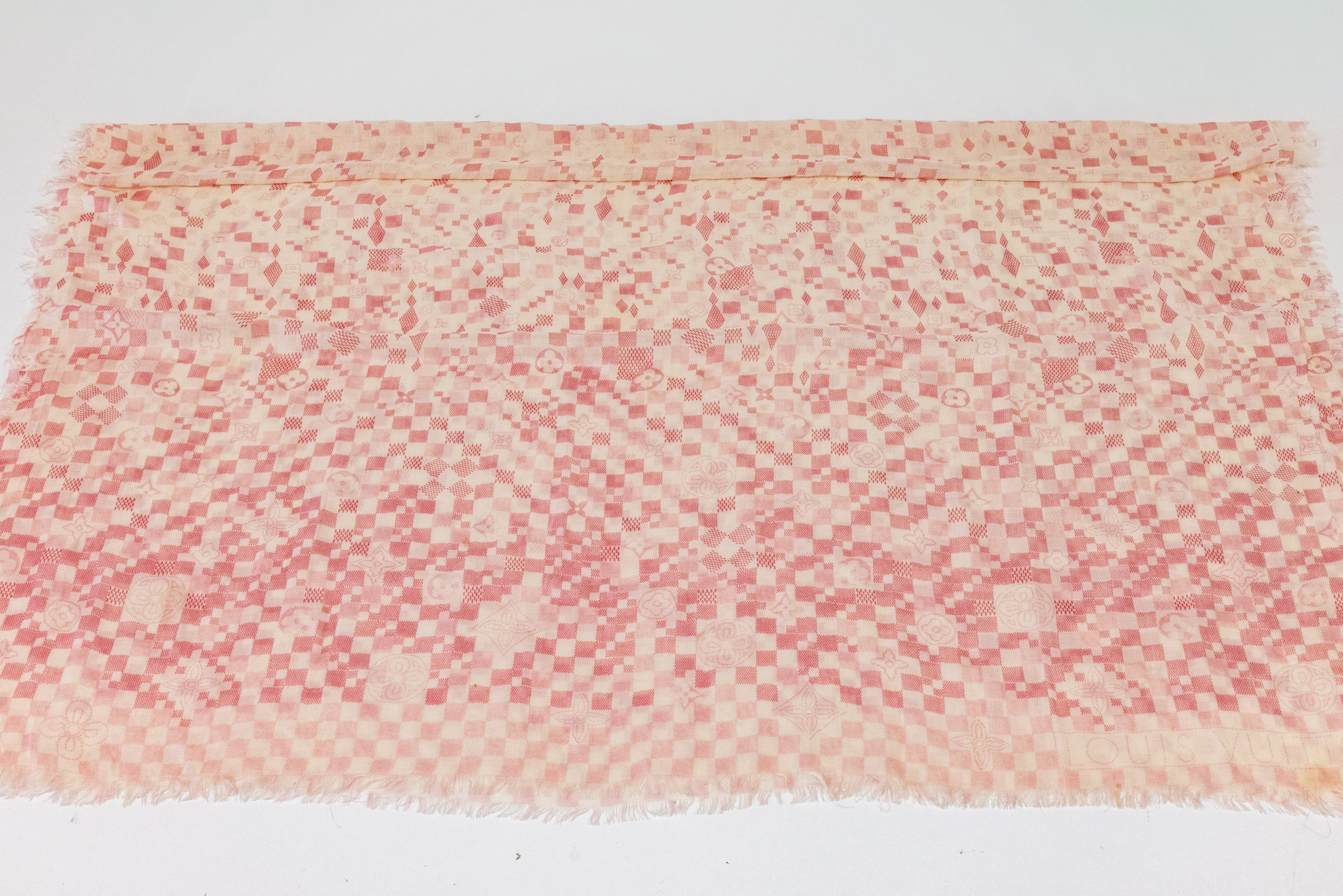 Image 27015110 - LOUIS VUITTON Monogram Denim Schal, in Rosa/Weiß, 70% Kaschmir, 30% Seide, ca. 185 x ...