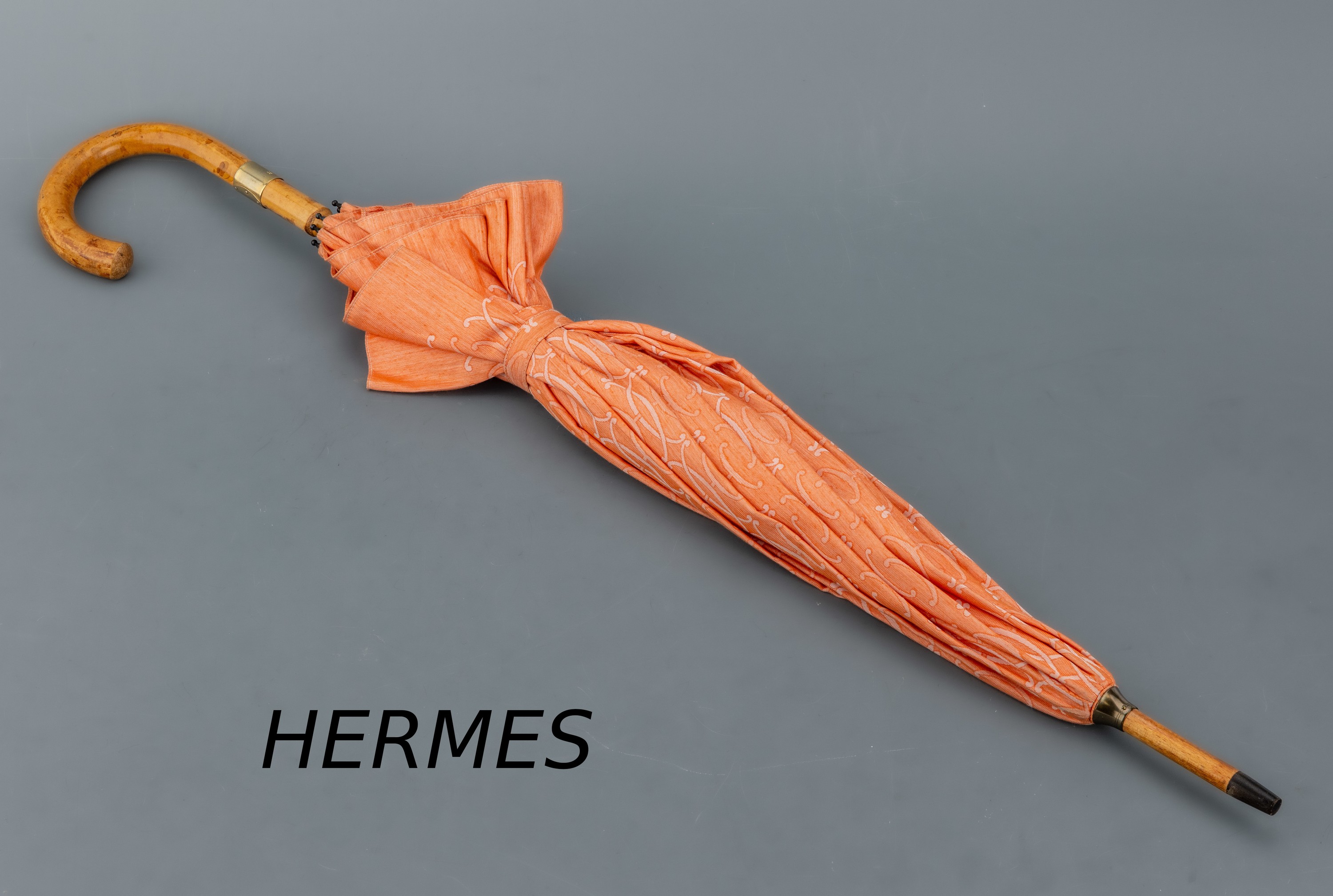 Image 27015113 - HERMES Schirm, Paris, lachsfarb. mit H Emblemen, Holzrahmen, Messingdetails, L. ca. 89 ...