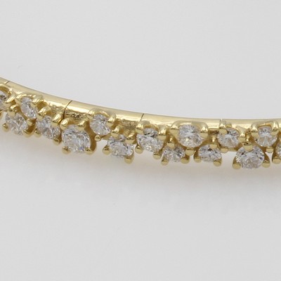 27015102b - Armreif mit Brillanten, GG 750/000, leicht flexibel gearb., 44 Brill. zus. ca. 1.60 ct ...