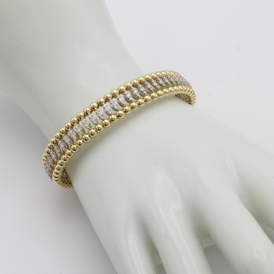 27015108a - Flexibler Armreif mit Brillanten, GG/WG 750/000, Kugelumrandung in GG, navetteförm. WG- ...