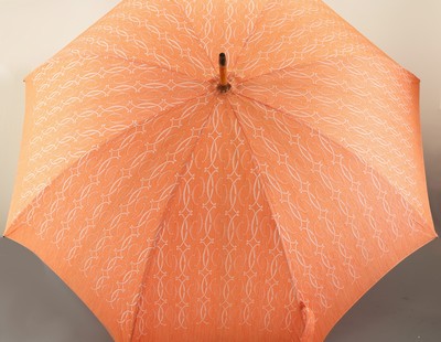 27015113a - HERMES Schirm, Paris, lachsfarb. mit H Emblemen, Holzrahmen, Messingdetails, L. ca. 89 ...