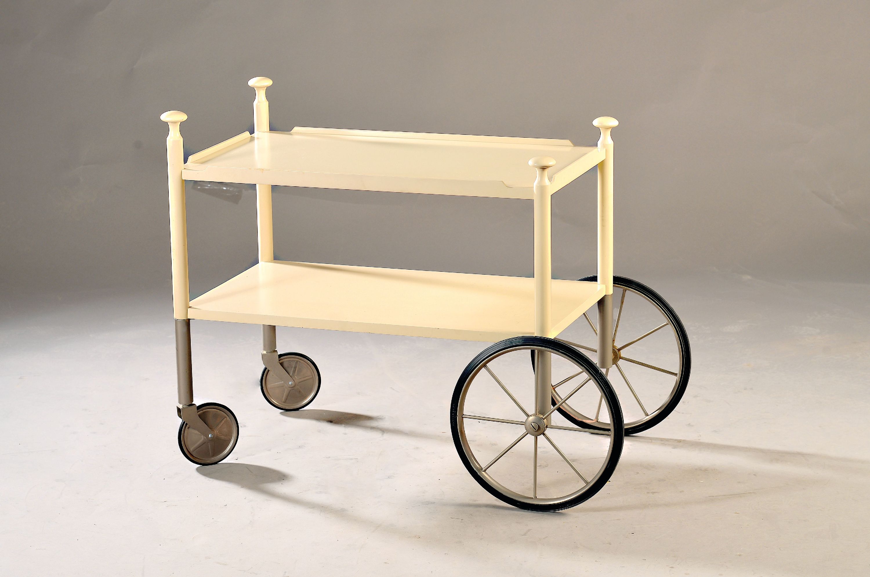 Barwagen/Servierwagen, Entwurf Wilhelm Wirz, Ausführung Wilhelm Renz, Böblingen, Holz cremeweiß lackiert, leicht Gebr.-spuren, ca. 69 x 50 x 90, ...