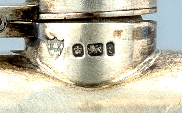 Detail a: Flachmann, England, Sheffield 1901, 925er Silber, glatte gebogene Form, Meistermarke unged., ca. 96 g, H. ca. 11 cm, Stöpsel fehlt