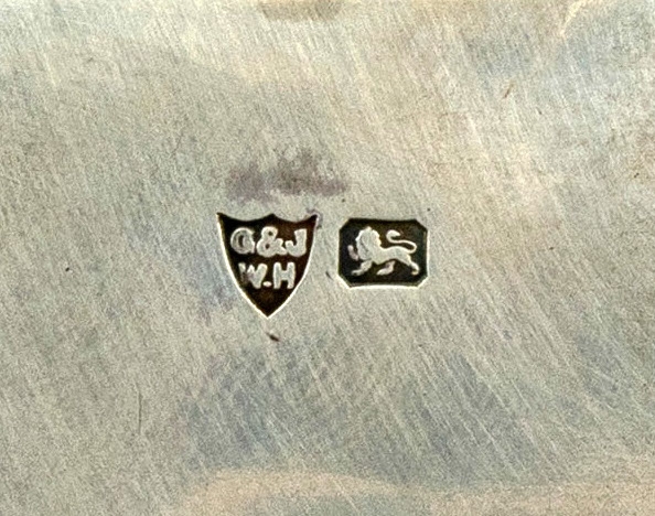 Detail b: Flachmann, England, Sheffield 1901, 925er Silber, glatte gebogene Form, Meistermarke unged., ca. 96 g, H. ca. 11 cm, Stöpsel fehlt