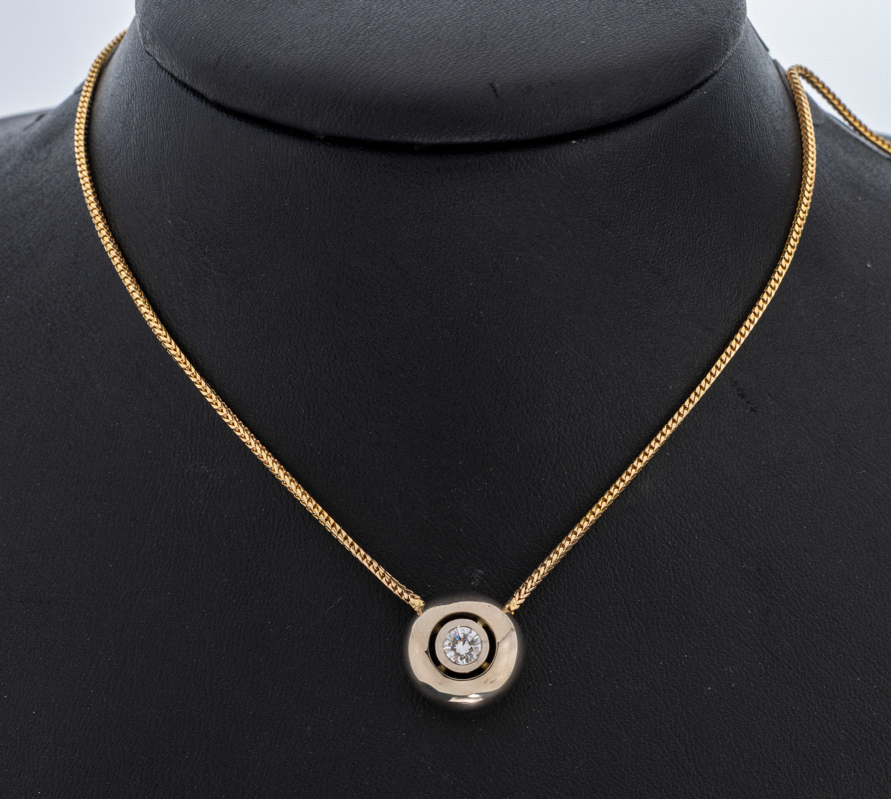 14 kt Gold Brillant-Collier, GG/WG 585/000,Mittelteil in WG, bes. mit einem Brillant ca. 0.25 ct Weiß/si, GG Kette, L. ca. 41 cm, ...