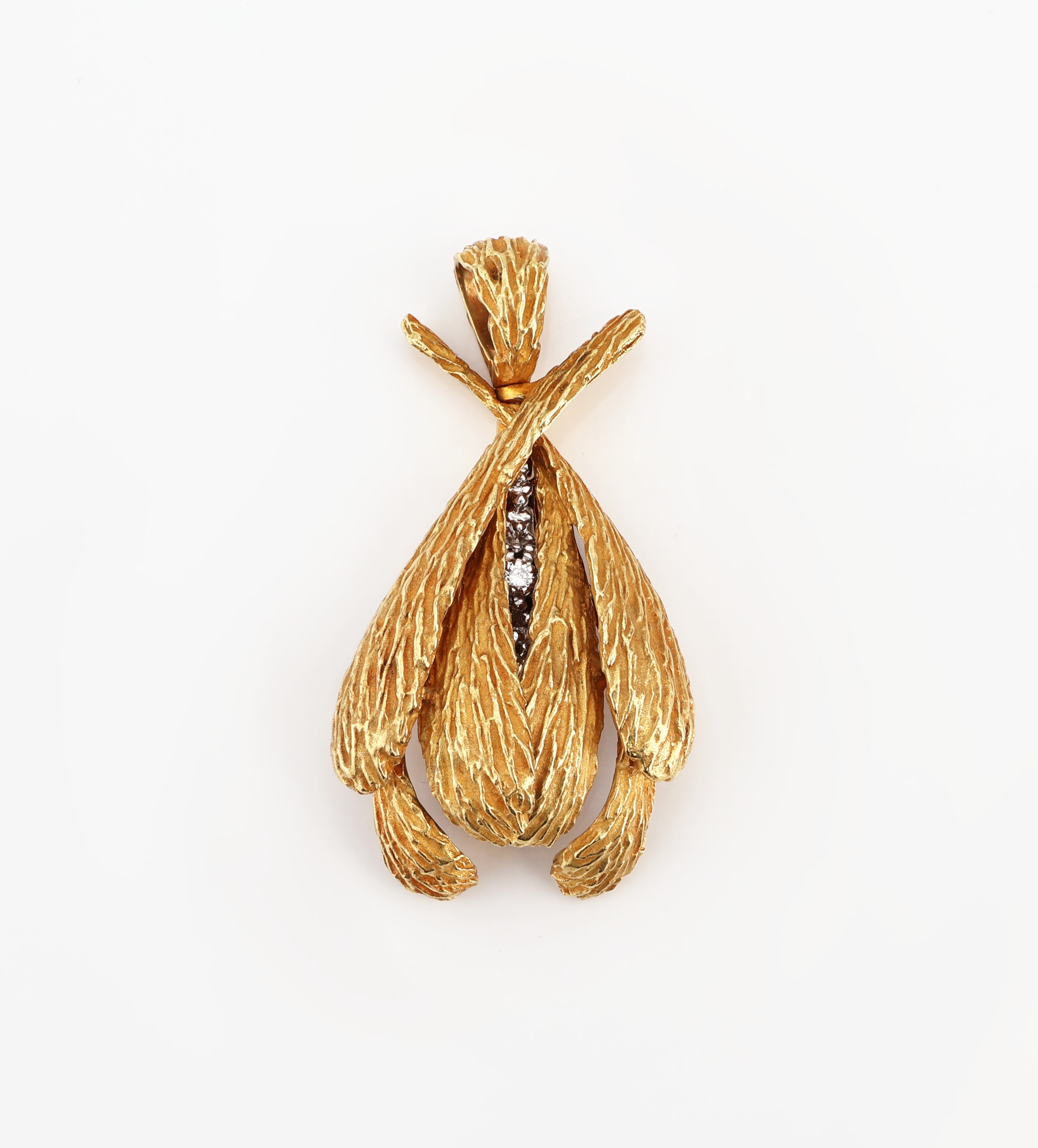 Detail a: 18 kt Gold GOLDBAUR Brillant-Clipanhänger, GG 750/000, florale Darstellung, Blätter fein grav. und strukt., 3 Brillanten zus. ca. 0.17 ct ...