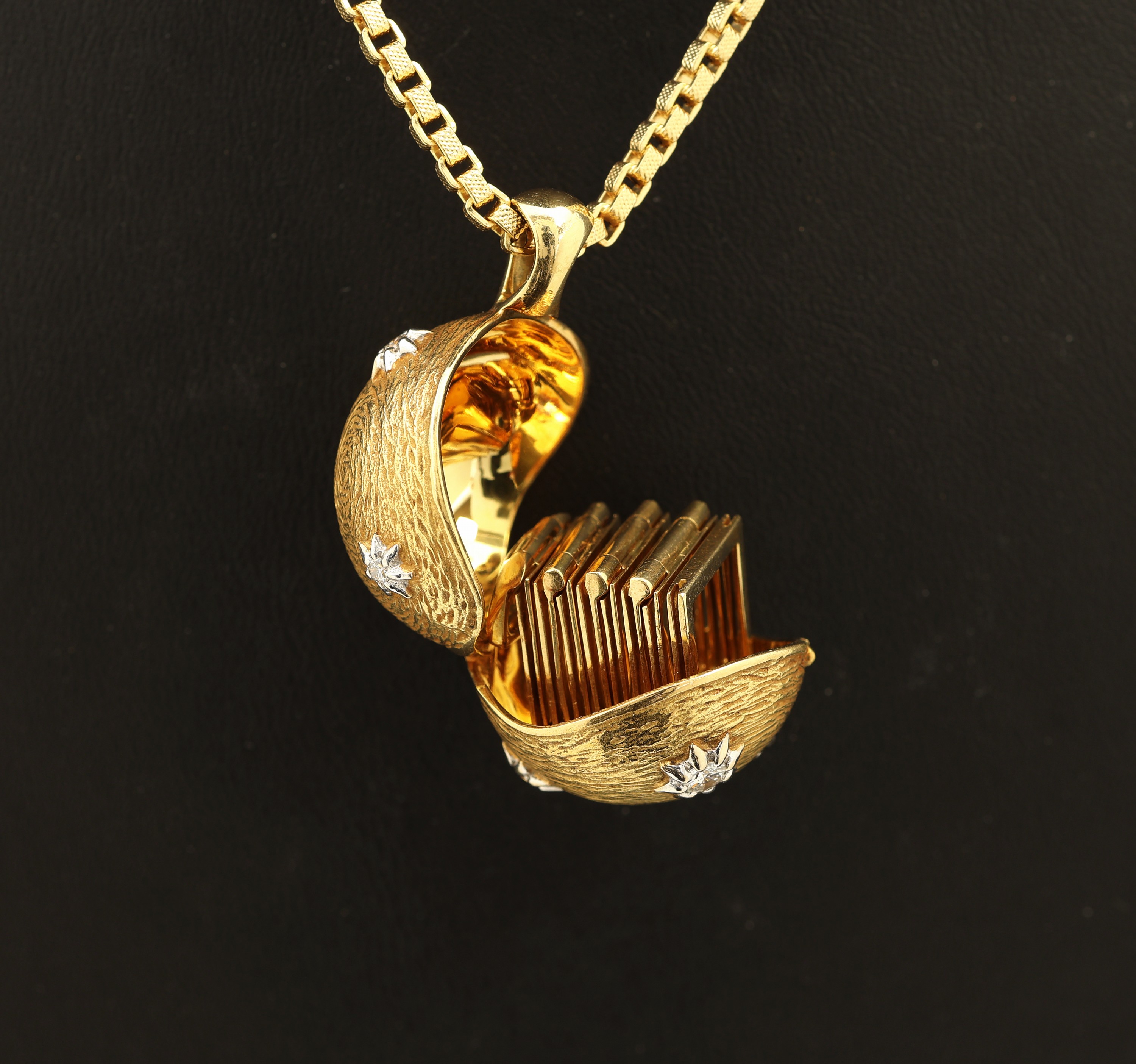 Detail a: 18 kt Gold Brillant-Anhänger, GG/WG 750/000, Kugel fein strukt., 7 in WG- Sternfassungen gefasste Brillanten zus. ca. 0.20 ct Weiß/si, Kugel ...
