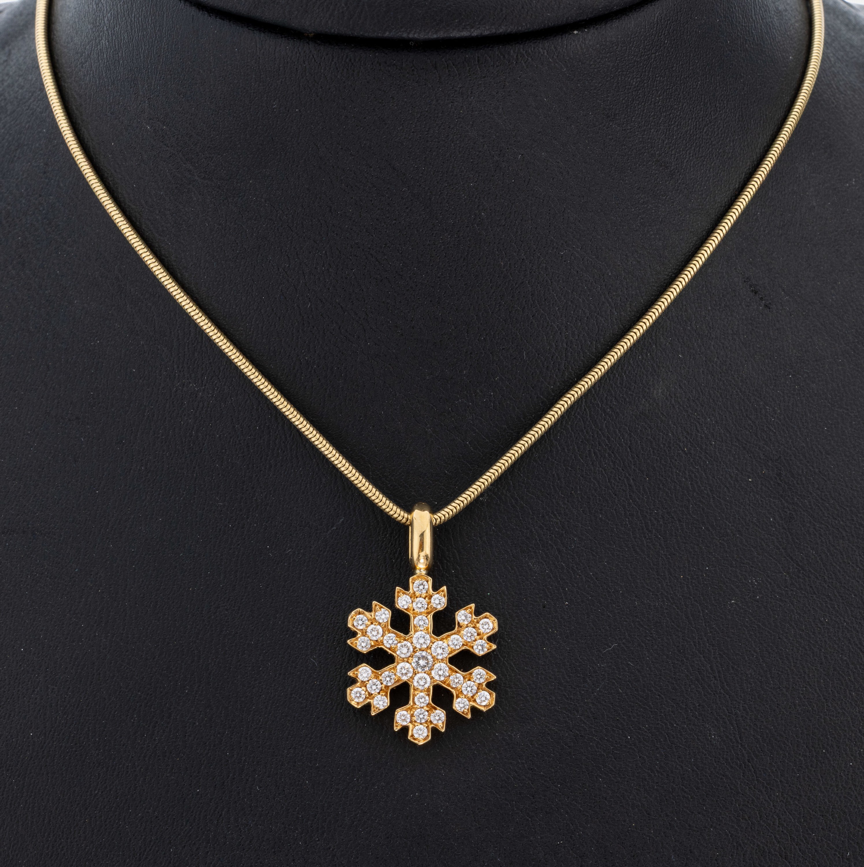 18 kt Gold Brillant-Anhänger "Schneeflocke", RoseG 750/000, 37 Brillanten zus. ca. 0.61 ct (grav.) Weiß/si, an Schlangenkette, GG ...