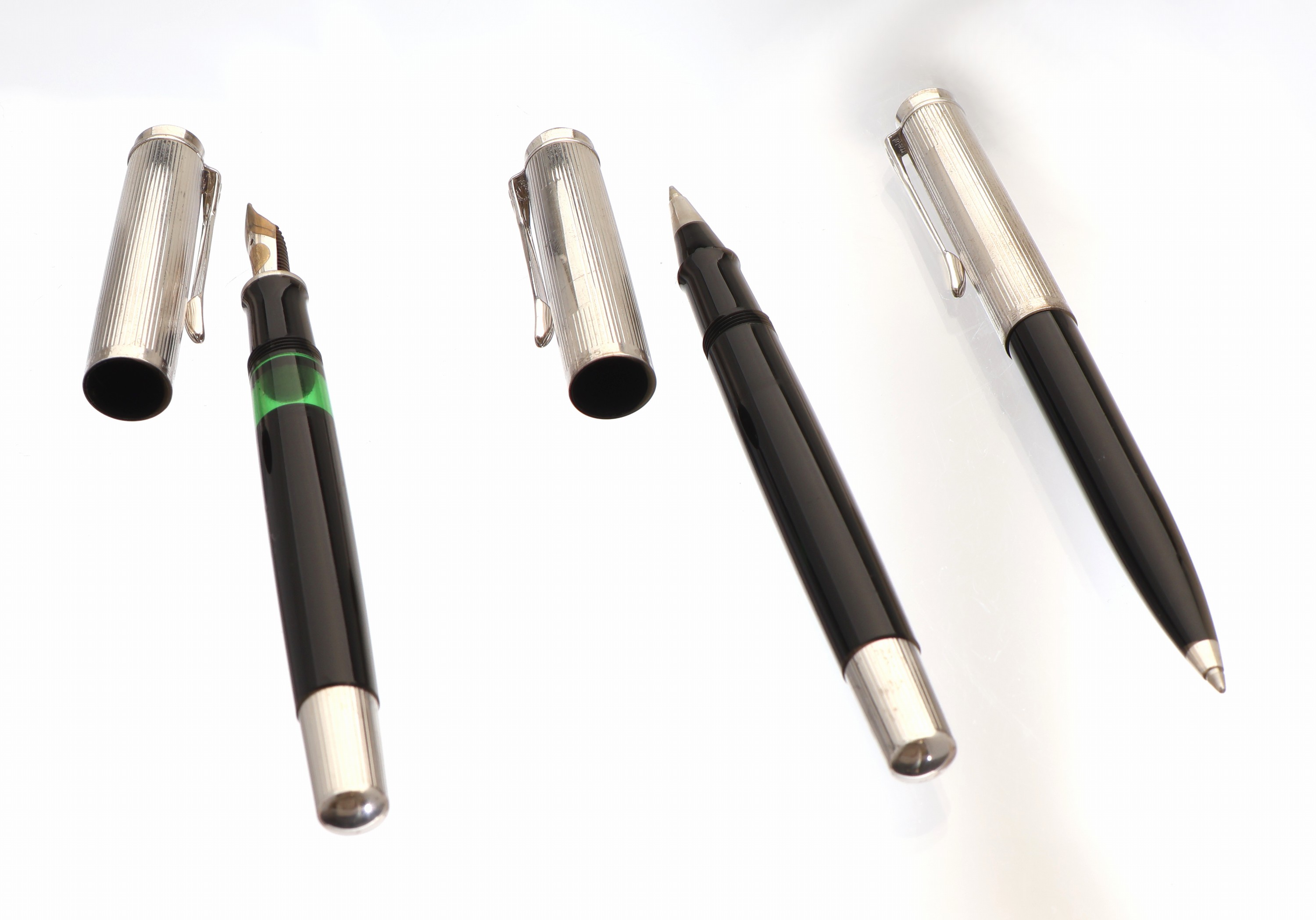Detail a: PELIKAN Konvolut, best. aus: Kolbenfüller, mit 18 kt Gold Feder, Stärke M, 1 x Roller- ball und 1 x Kugelschreiber, Korpus schwarzes Celluloid, ...