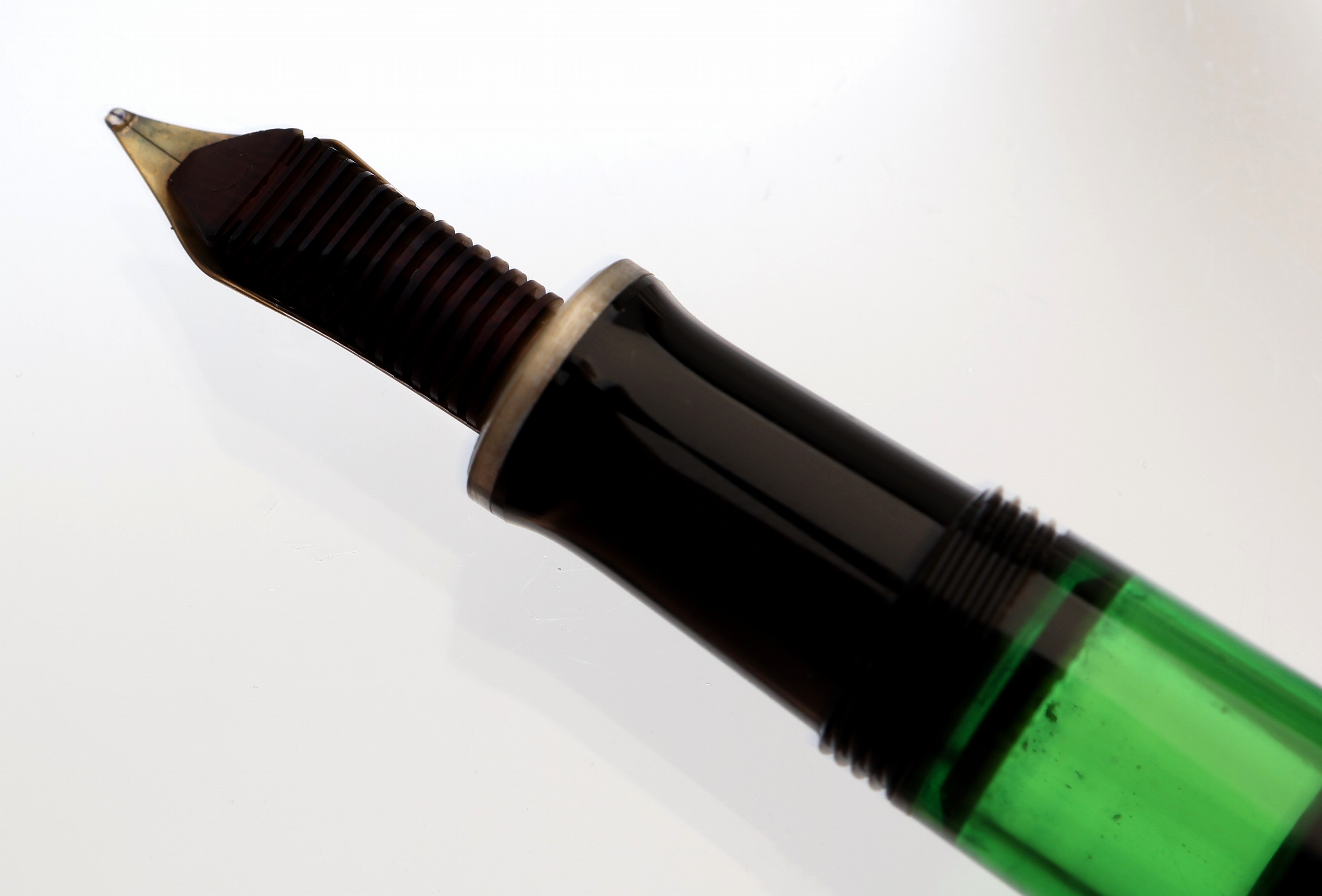 Detail e: PELIKAN Konvolut, best. aus: Kolbenfüller, mit 18 kt Gold Feder, Stärke M, 1 x Roller- ball und 1 x Kugelschreiber, Korpus schwarzes Celluloid, ...