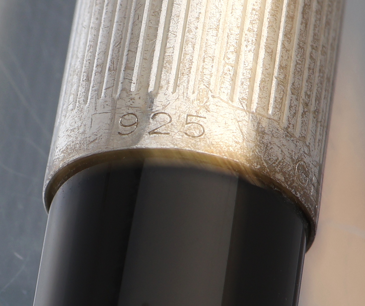 Detail f: PELIKAN Konvolut, best. aus: Kolbenfüller, mit 18 kt Gold Feder, Stärke M, 1 x Roller- ball und 1 x Kugelschreiber, Korpus schwarzes Celluloid, ...