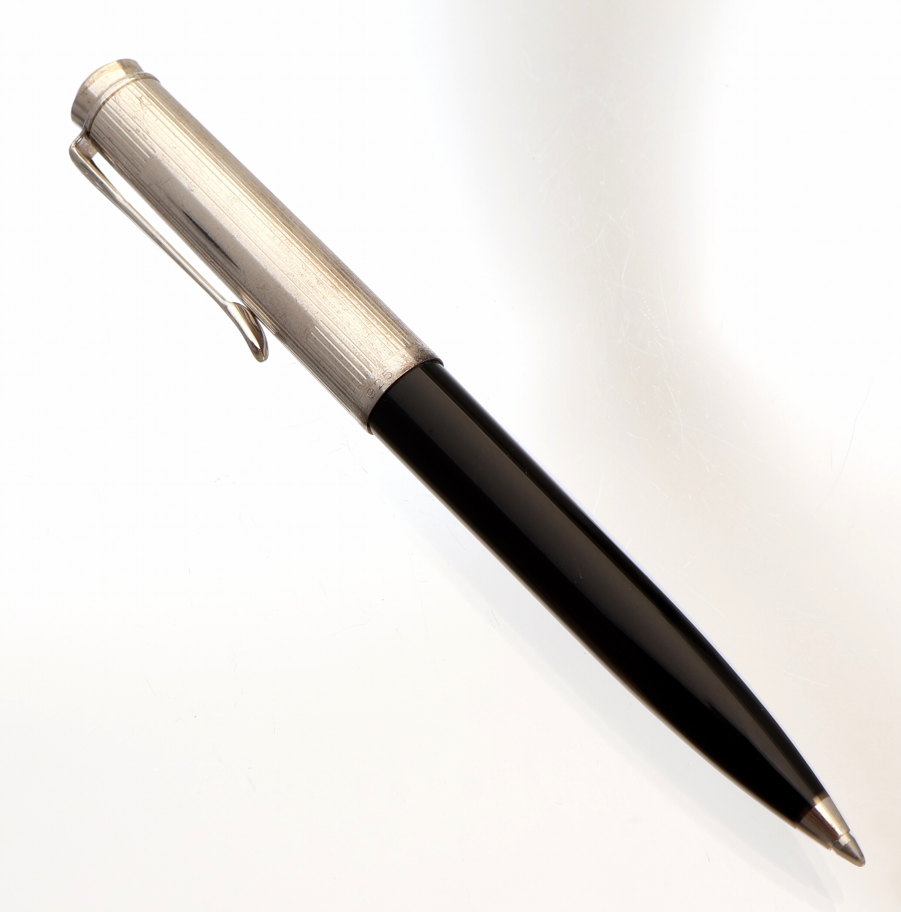 Detail h: PELIKAN Konvolut, best. aus: Kolbenfüller, mit 18 kt Gold Feder, Stärke M, 1 x Roller- ball und 1 x Kugelschreiber, Korpus schwarzes Celluloid, ...
