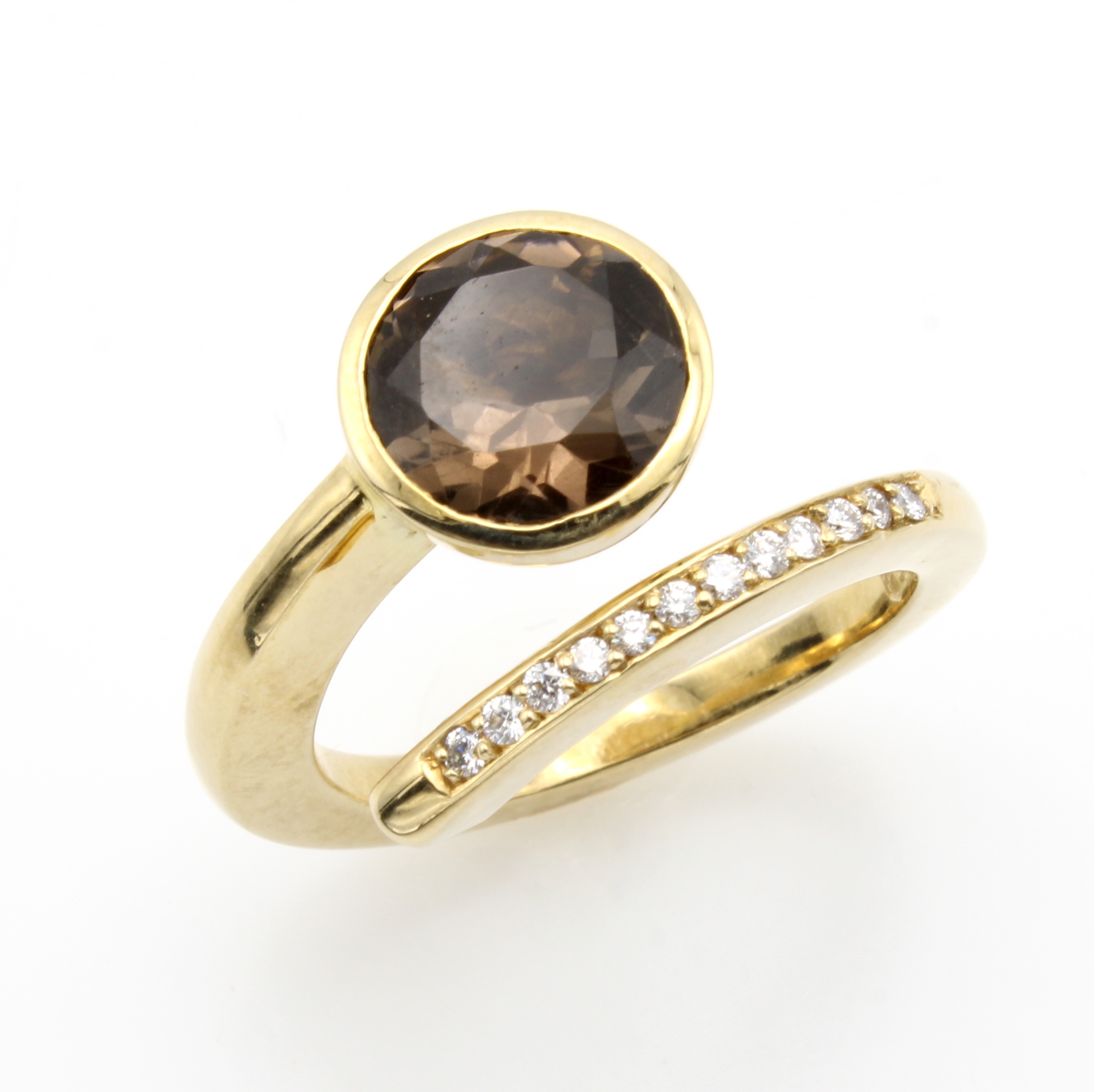 Image 27016617 - Ring mit Rauchquarz und Brillanten, GG 585/ 000, offen gearb., runder, fac. Rauchquarz, ...