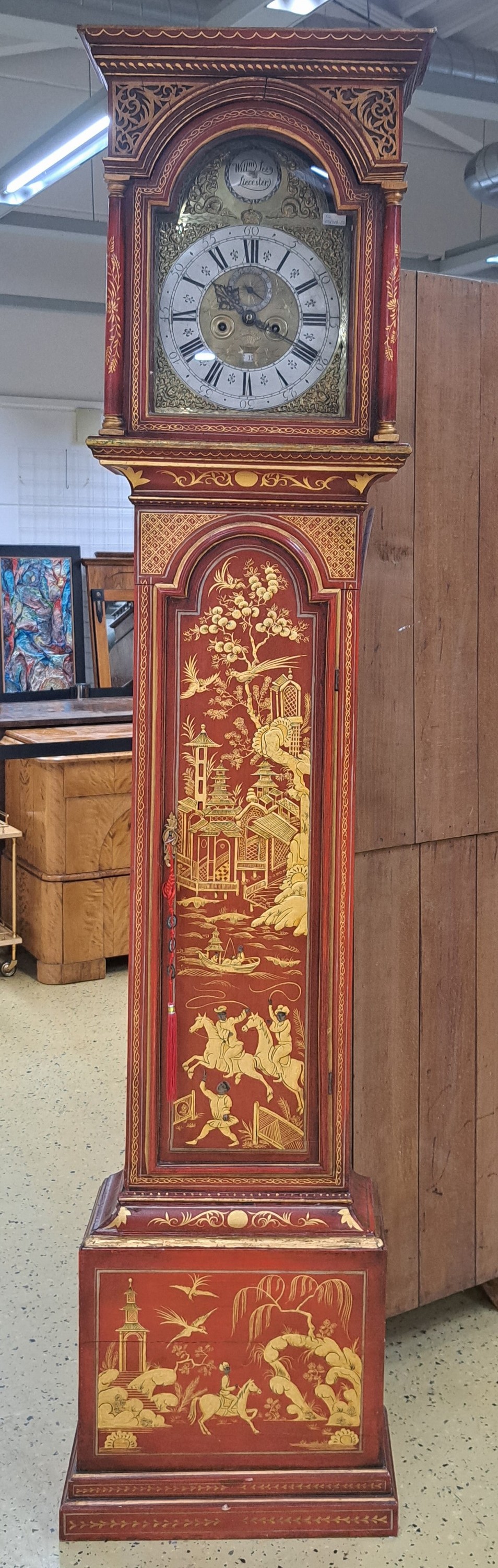 Detail a: Standuhr, England, Ende 18. Jh., einteiliges Holzgehäuse, farblich gefaßt in Chinoiserie, durchgehende Rückwand (spannungsrissig), roter Grundton ...