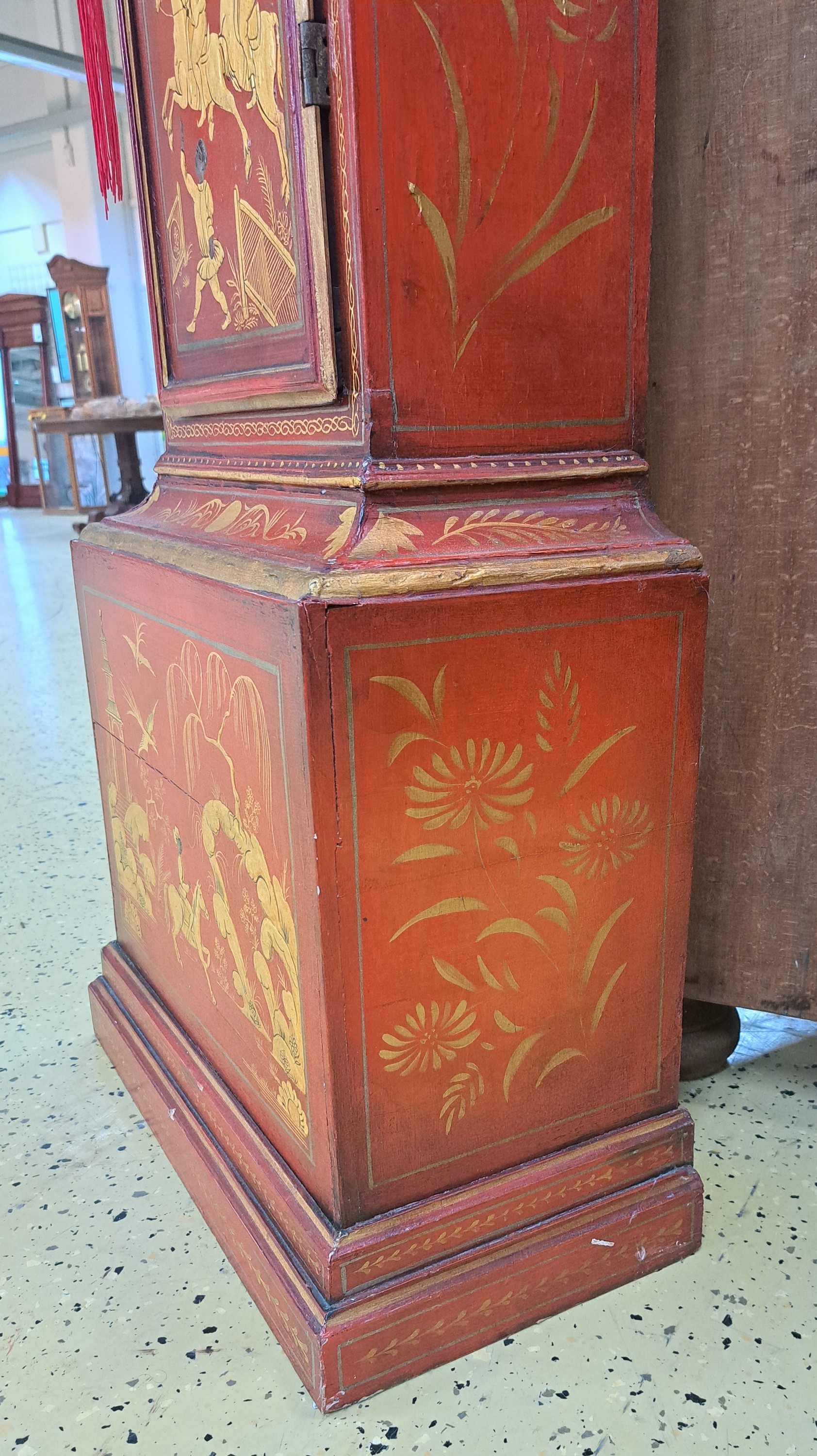 Detail d: Standuhr, England, Ende 18. Jh., einteiliges Holzgehäuse, farblich gefaßt in Chinoiserie, durchgehende Rückwand (spannungsrissig), roter Grundton ...