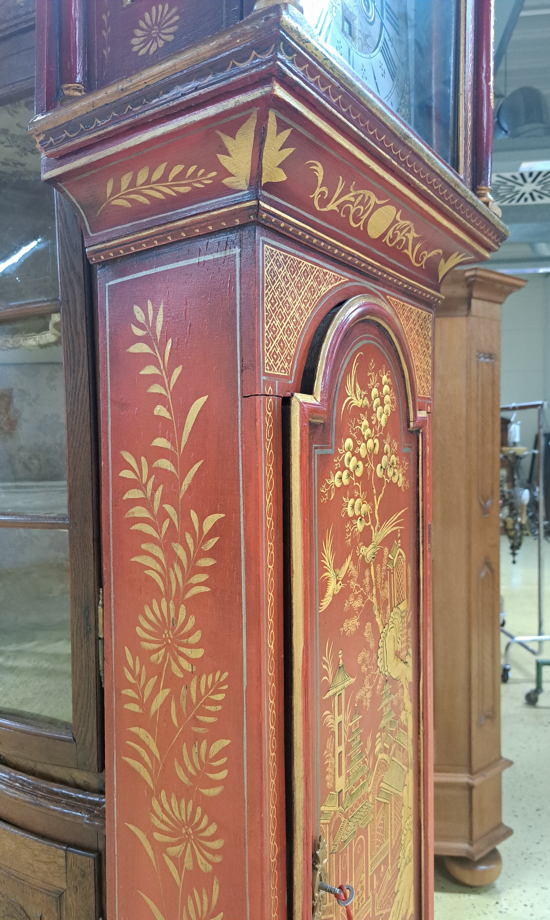 Detail f: Standuhr, England, Ende 18. Jh., einteiliges Holzgehäuse, farblich gefaßt in Chinoiserie, durchgehende Rückwand (spannungsrissig), roter Grundton ...