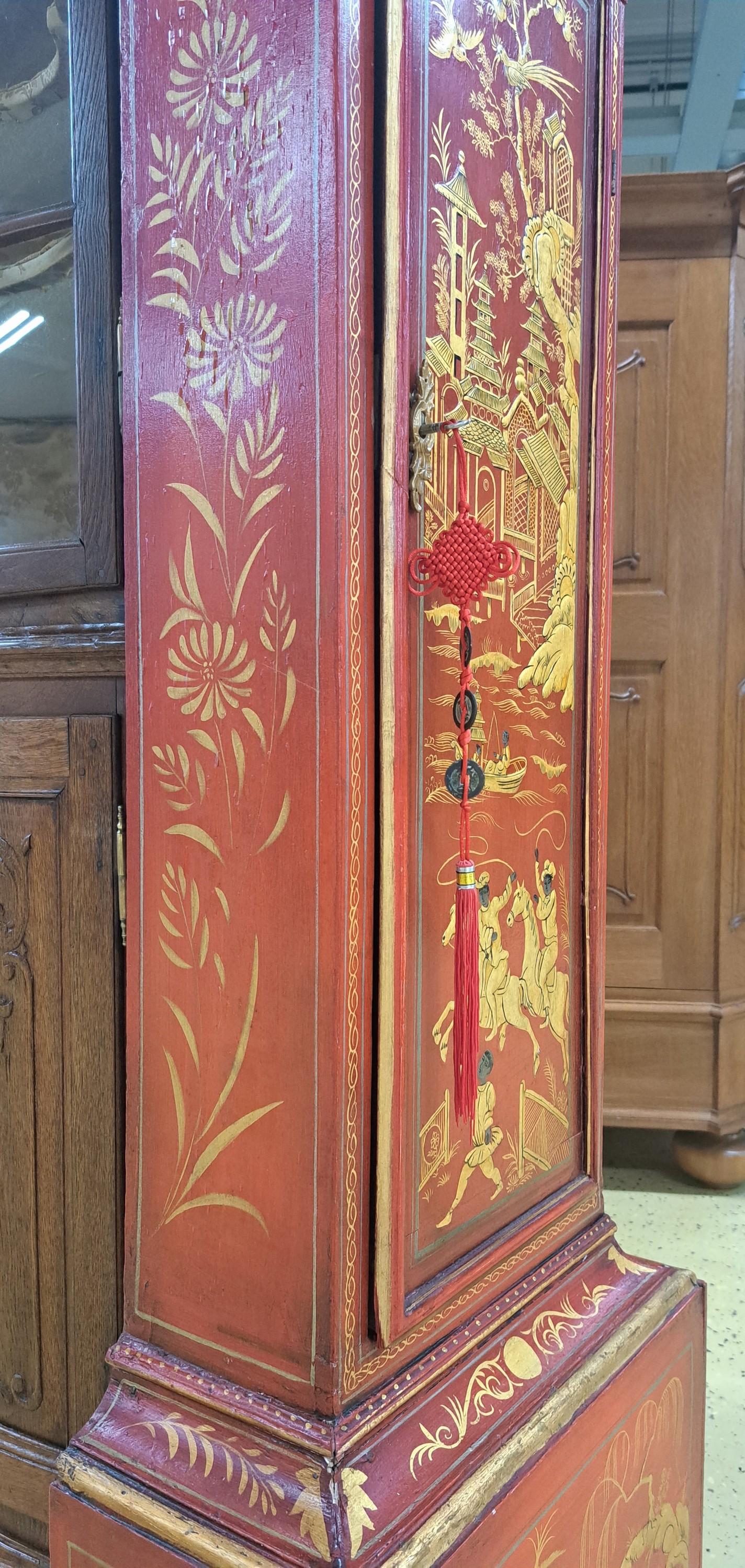 Detail g: Standuhr, England, Ende 18. Jh., einteiliges Holzgehäuse, farblich gefaßt in Chinoiserie, durchgehende Rückwand (spannungsrissig), roter Grundton ...