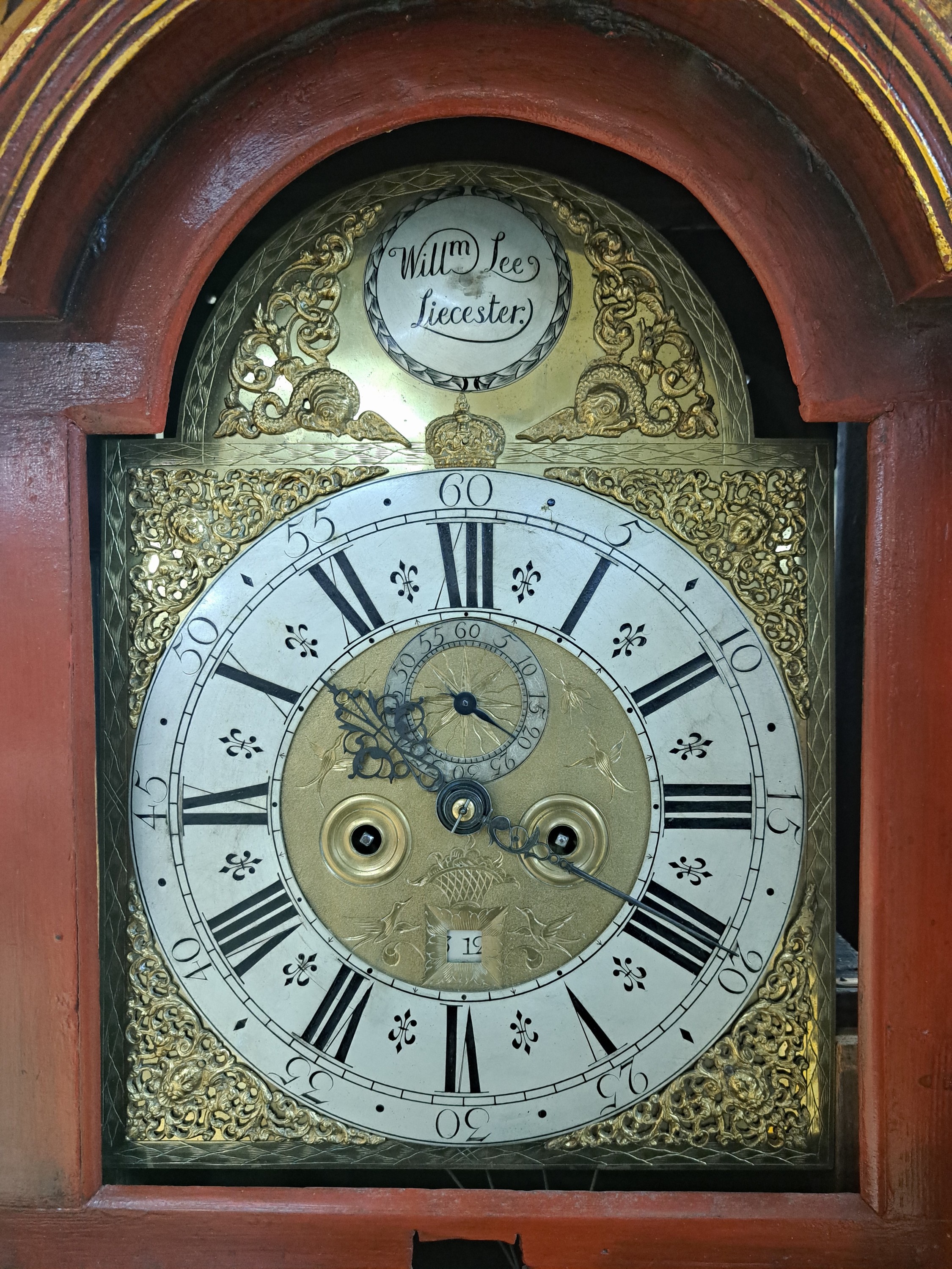 Detail i: Standuhr, England, Ende 18. Jh., einteiliges Holzgehäuse, farblich gefaßt in Chinoiserie, durchgehende Rückwand (spannungsrissig), roter Grundton ...
