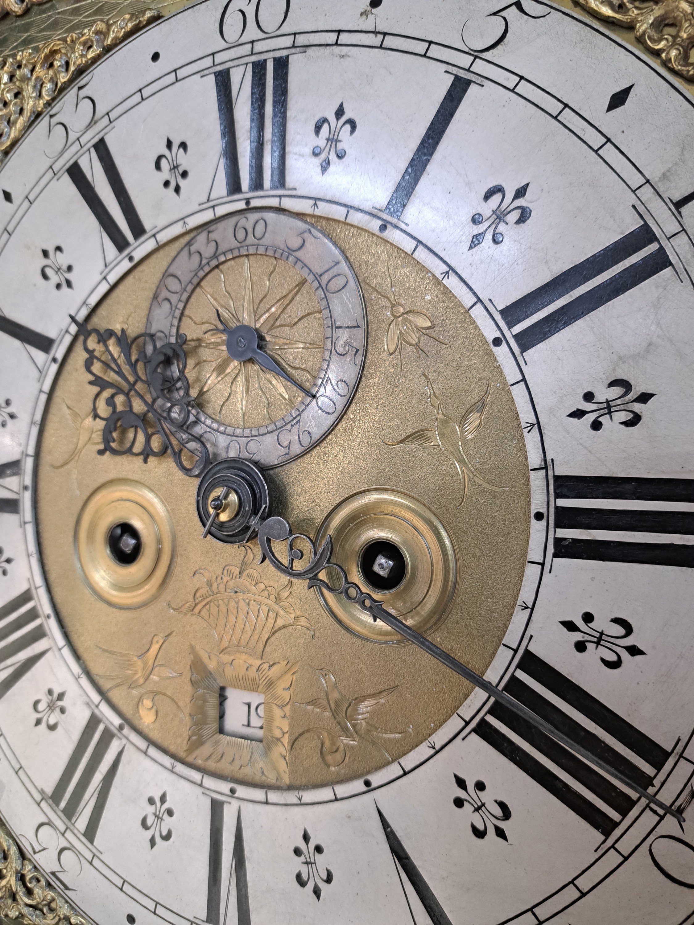 Detail j: Standuhr, England, Ende 18. Jh., einteiliges Holzgehäuse, farblich gefaßt in Chinoiserie, durchgehende Rückwand (spannungsrissig), roter Grundton ...