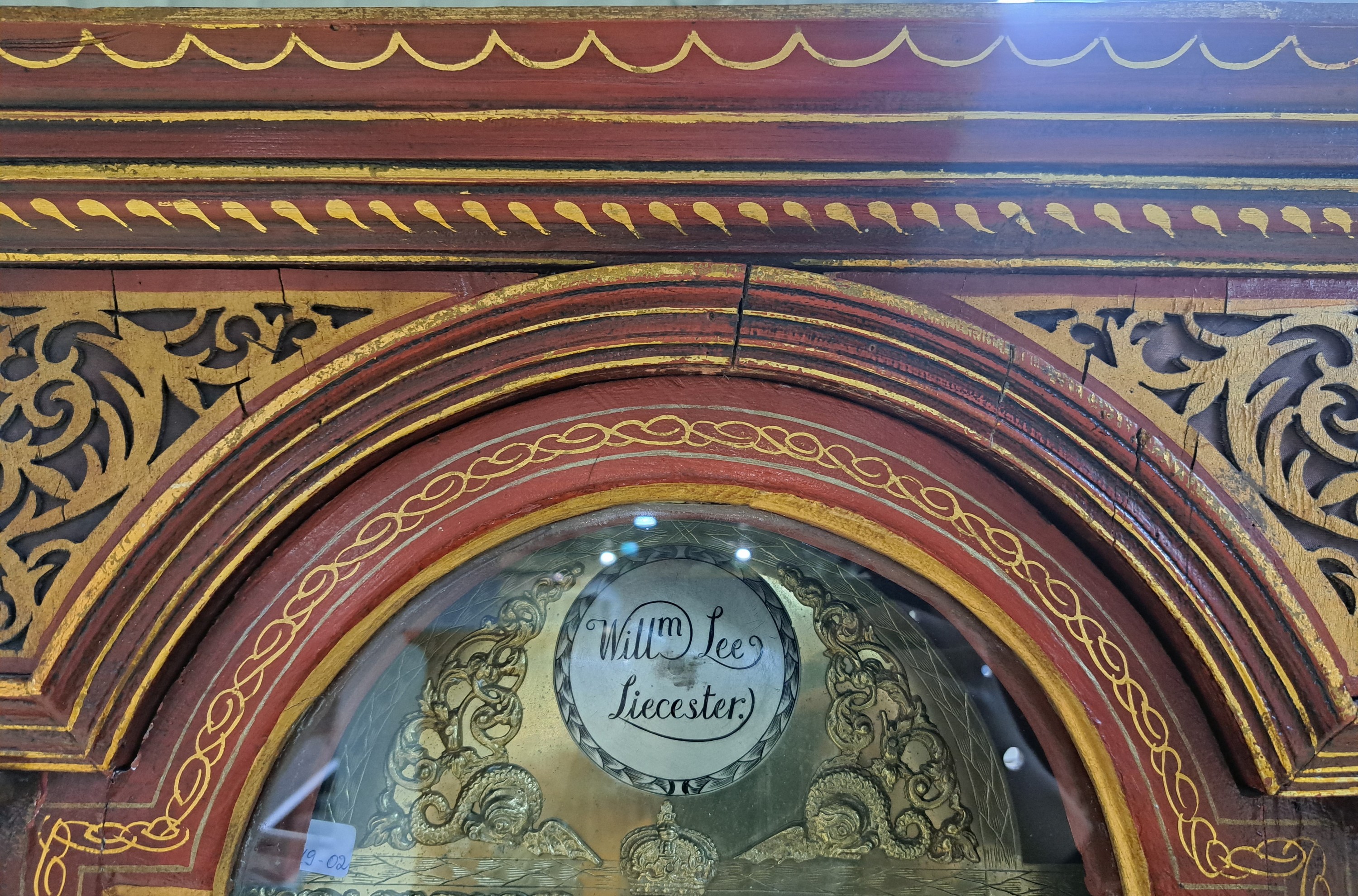 Detail l: Standuhr, England, Ende 18. Jh., einteiliges Holzgehäuse, farblich gefaßt in Chinoiserie, durchgehende Rückwand (spannungsrissig), roter Grundton ...