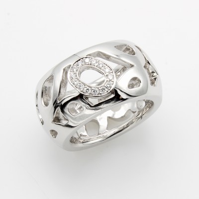 27016931a - Breiter Ring mit Brillanten, WG 750/000, ornamentreiche Ringschiene, Brill. in ovalem ...